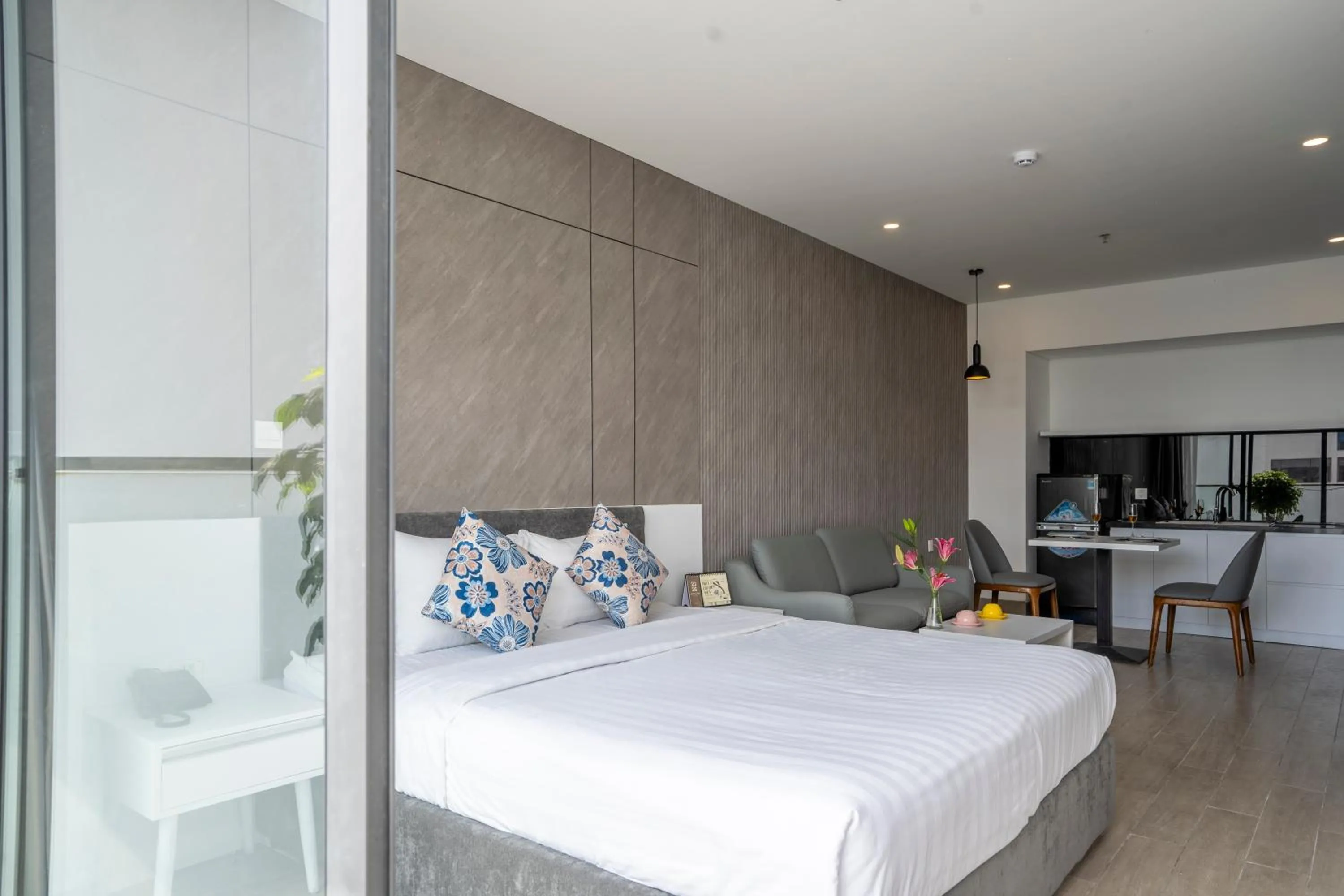 Sandy Hotel & Apartment