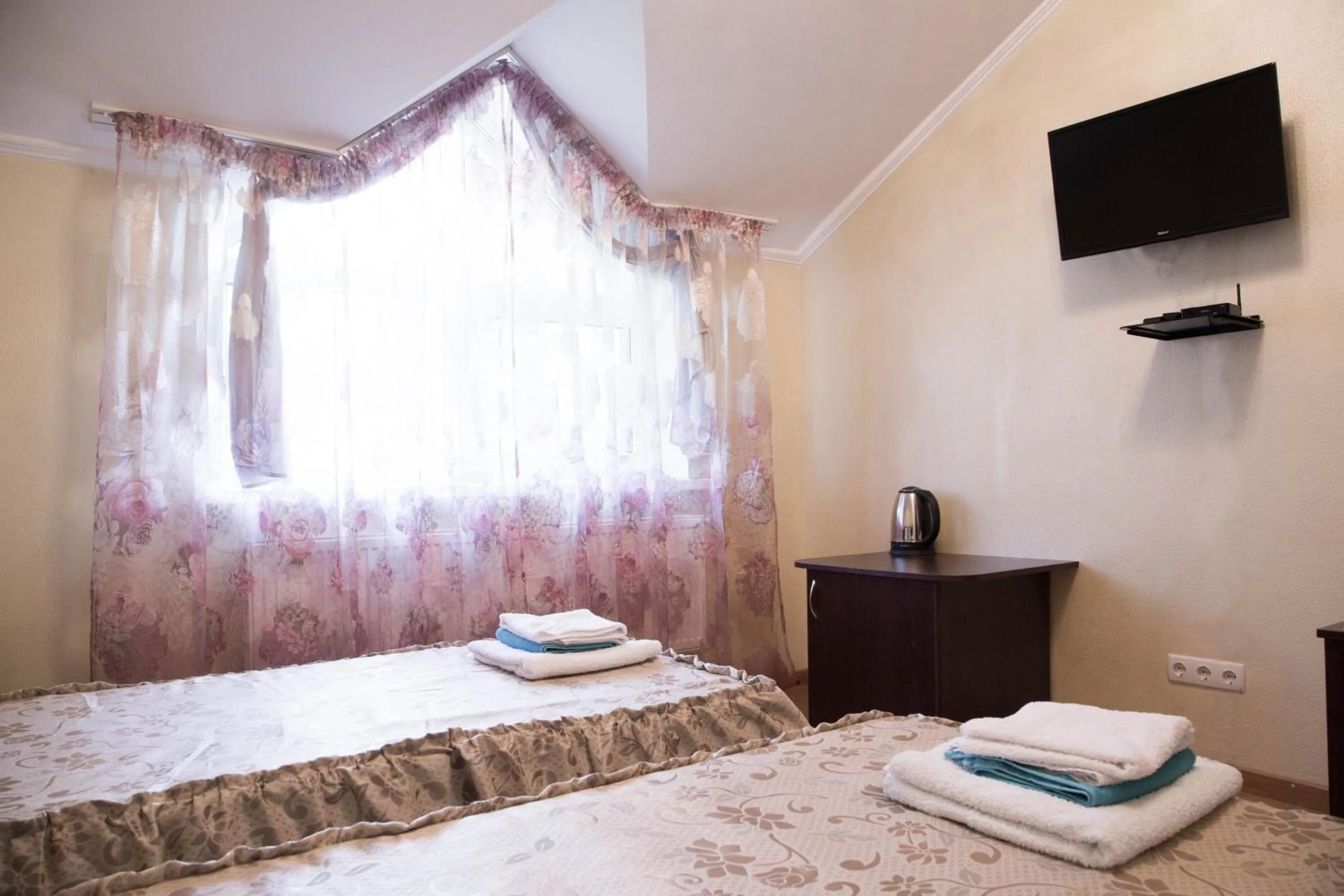 Photo of the whole room, Bed in Guest House Montreal