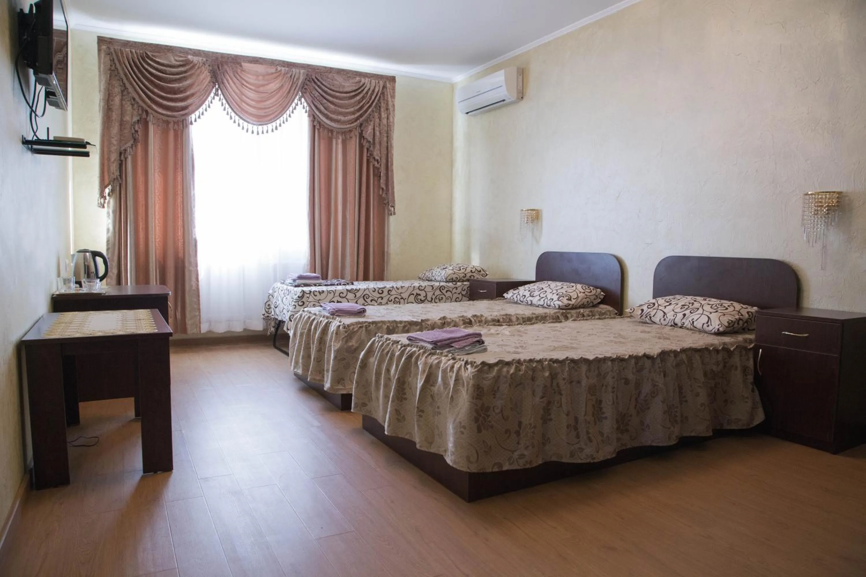 Photo of the whole room, Bed in Guest House Montreal