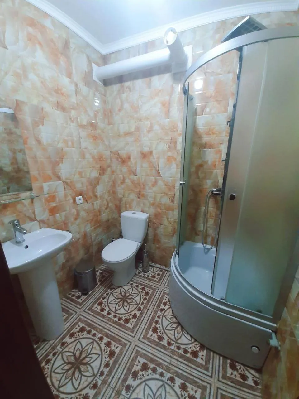 Shower in Guest House Montreal