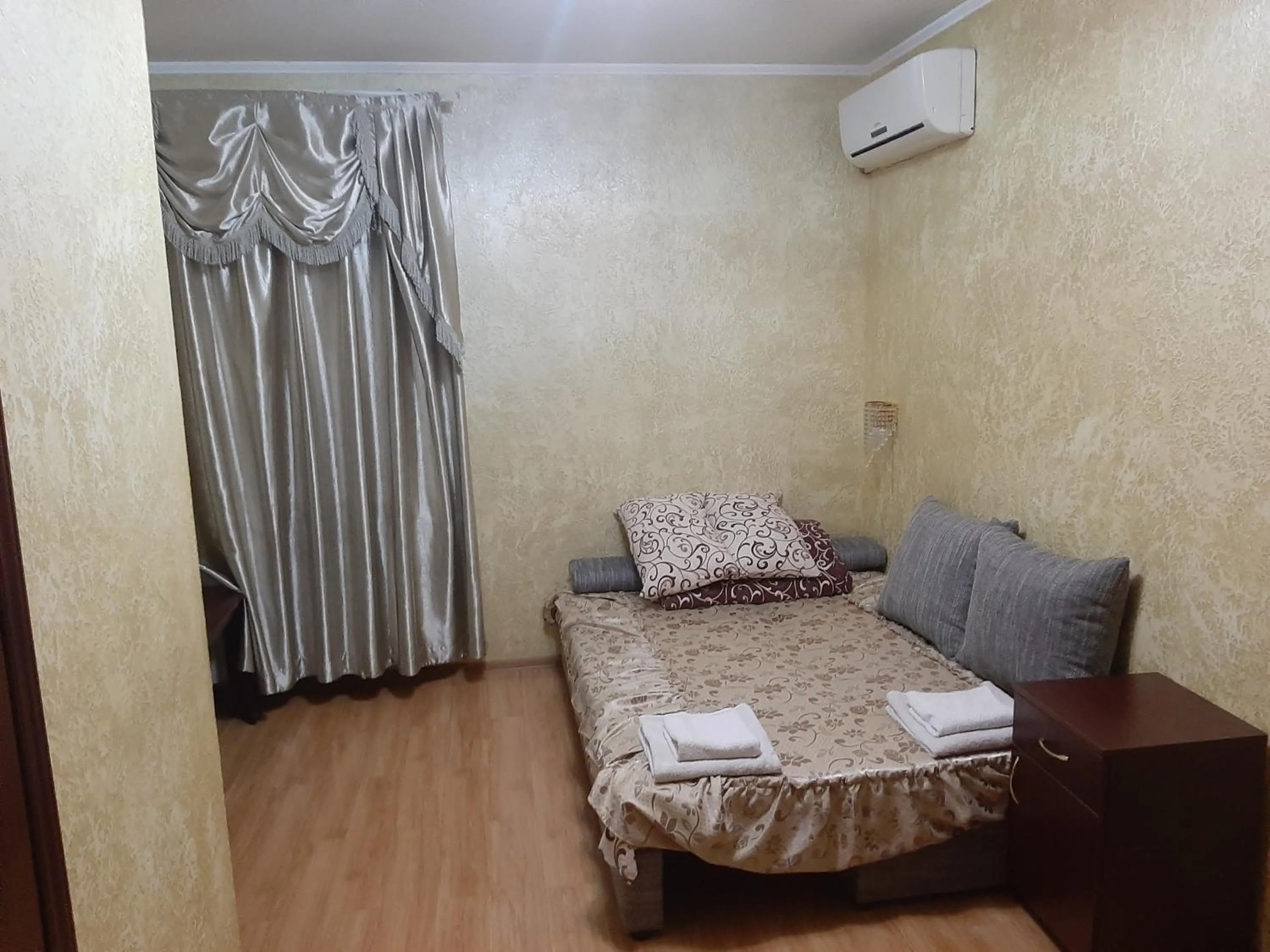 Photo of the whole room, Bed in Guest House Montreal