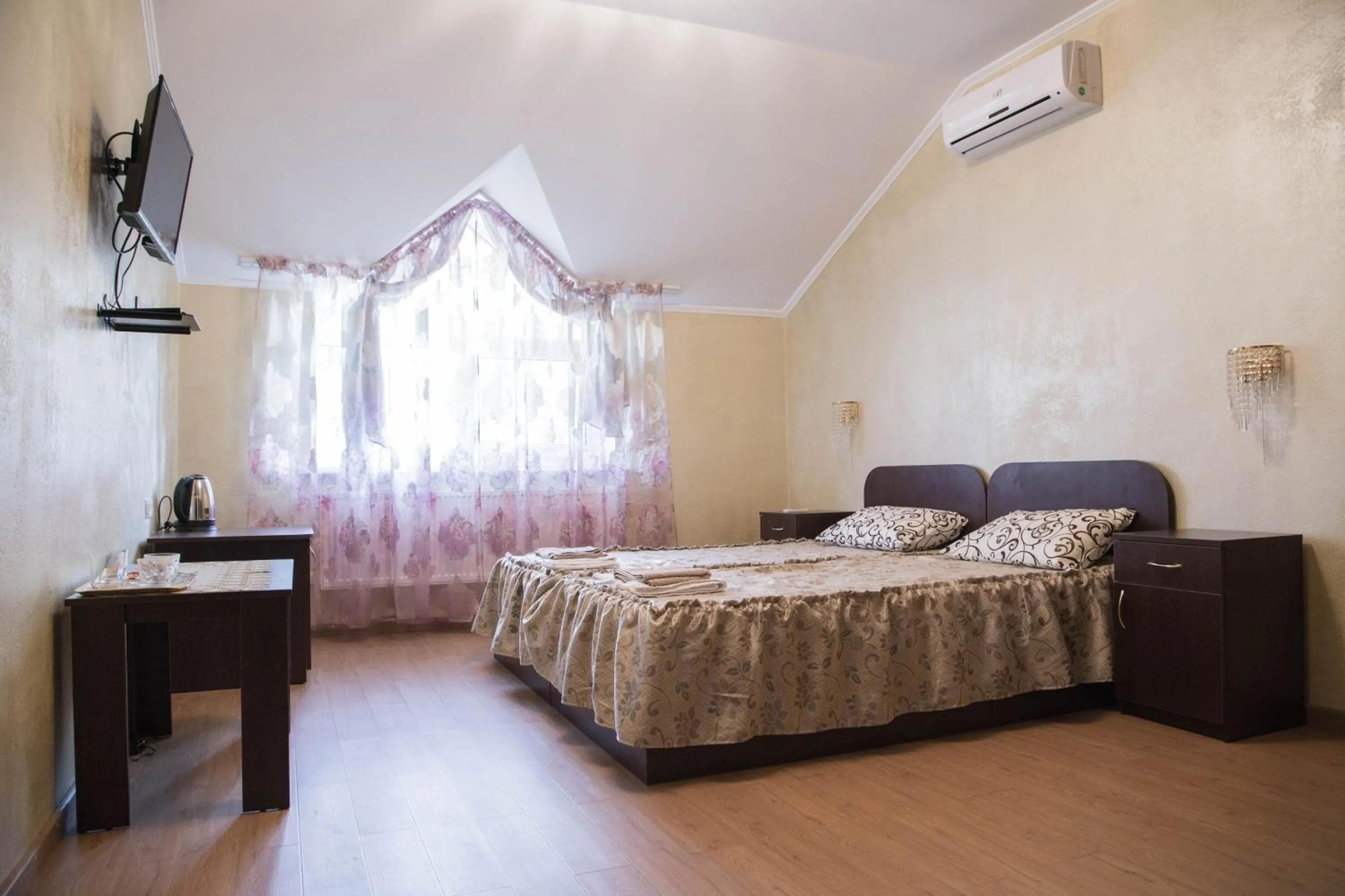 Photo of the whole room, Bed in Guest House Montreal