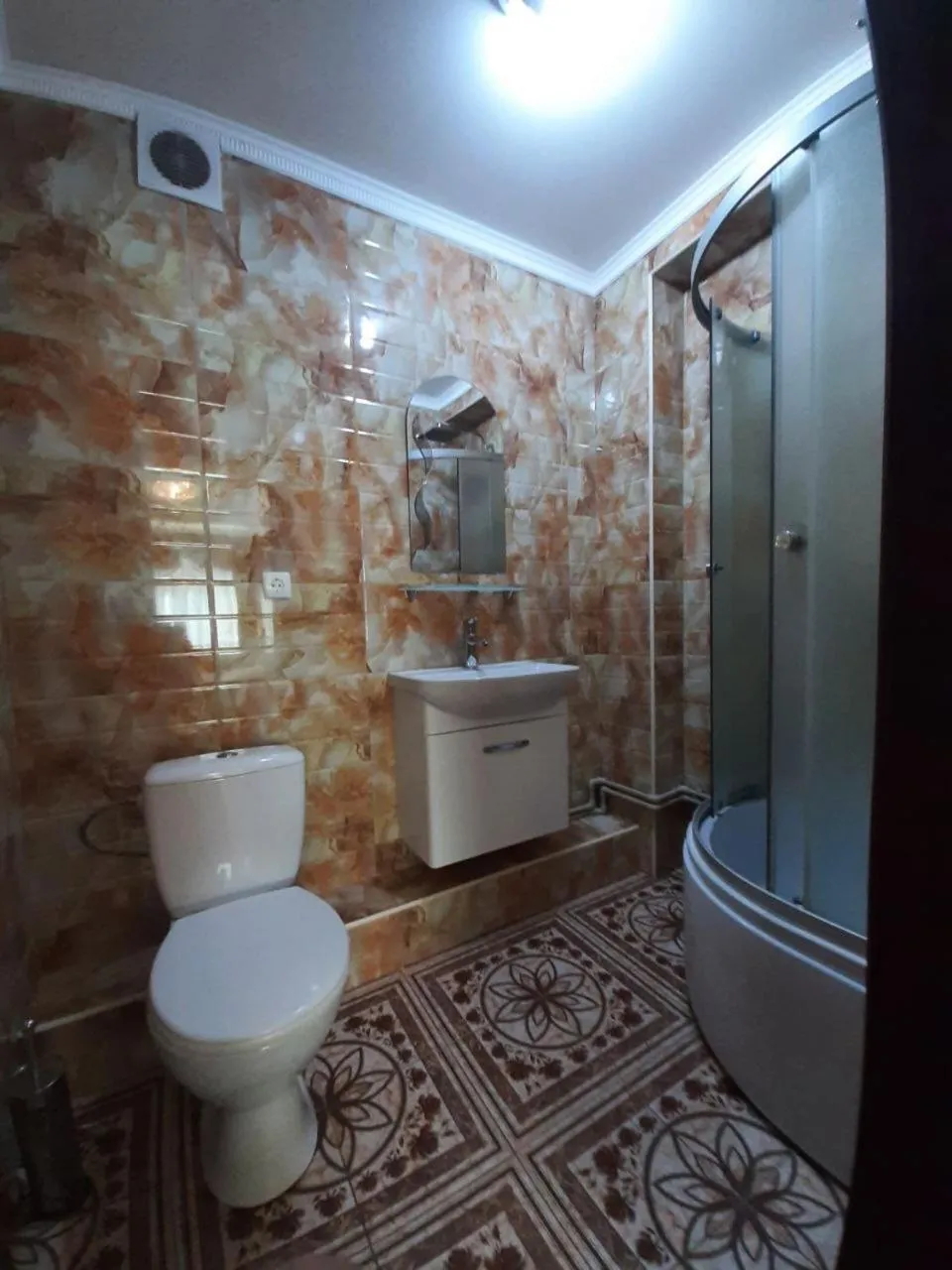 Shower in Guest House Montreal