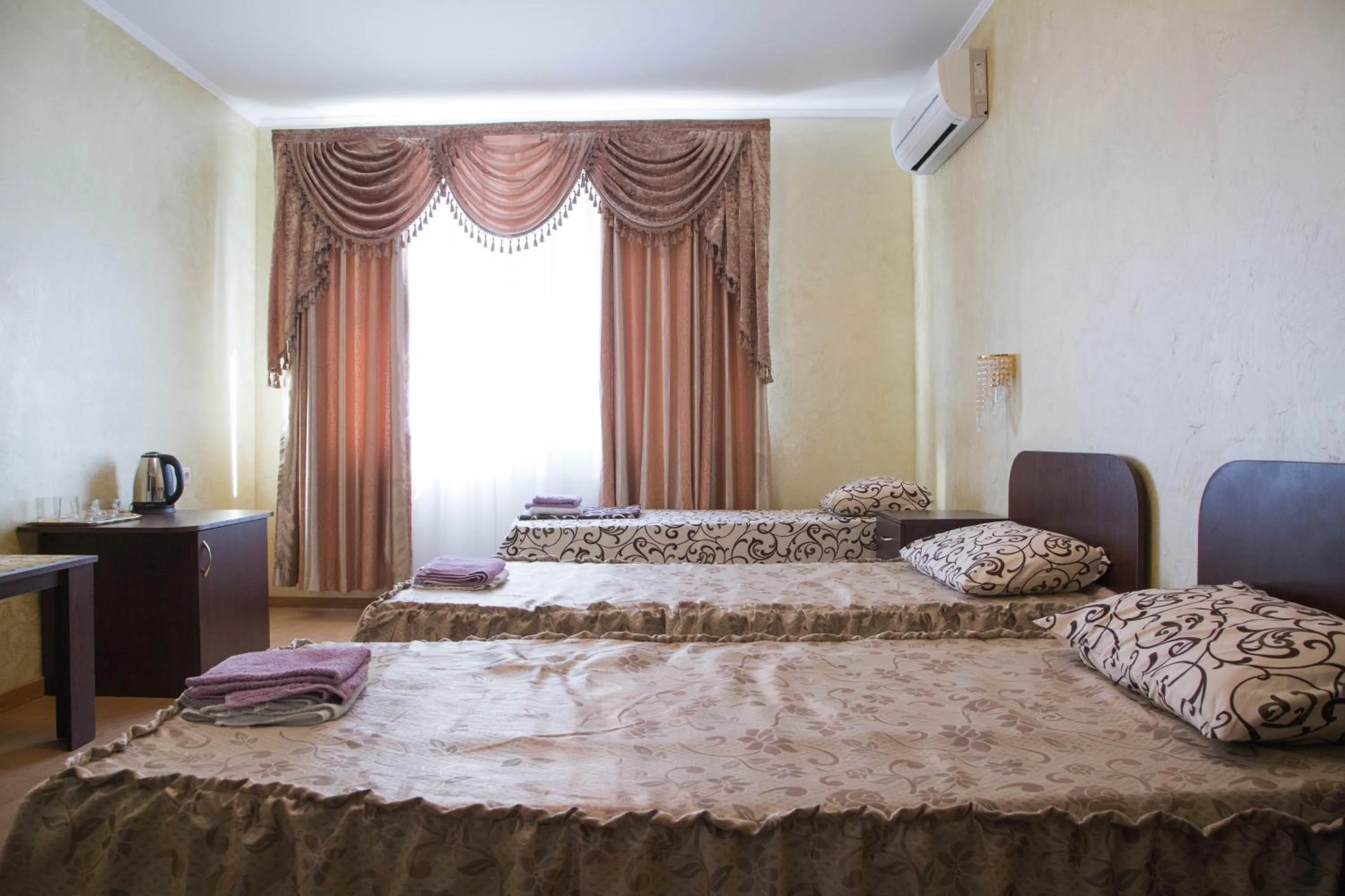Photo of the whole room, Bed in Guest House Montreal
