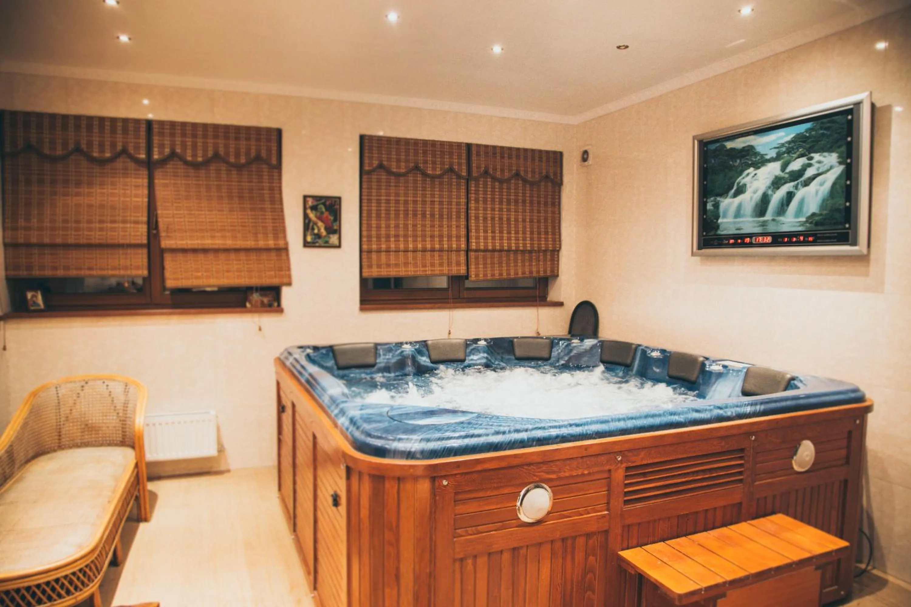Hot Tub in Guest House Montreal