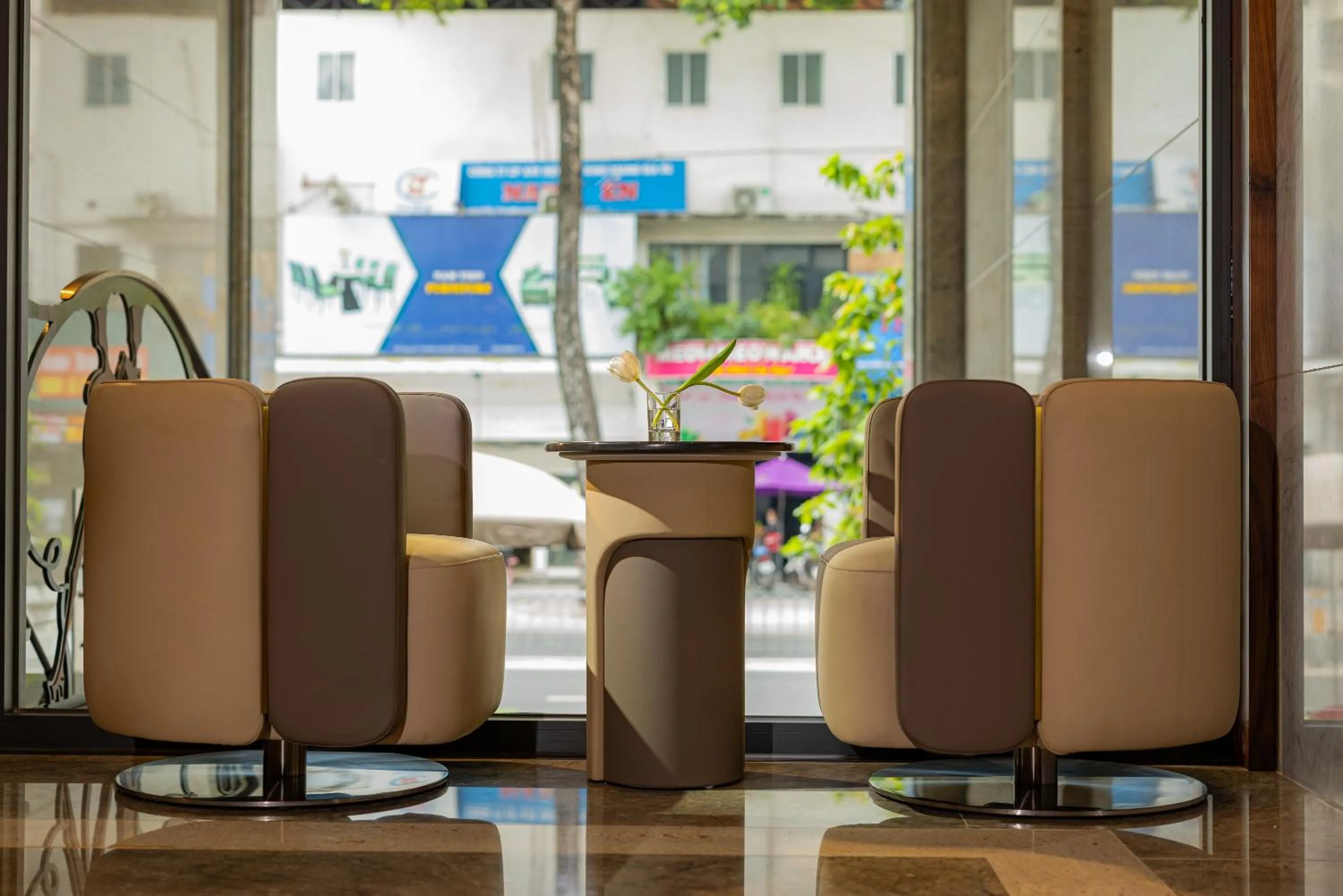 Seating area in Sunflower Apartment - Luxury Suite by THC Group
