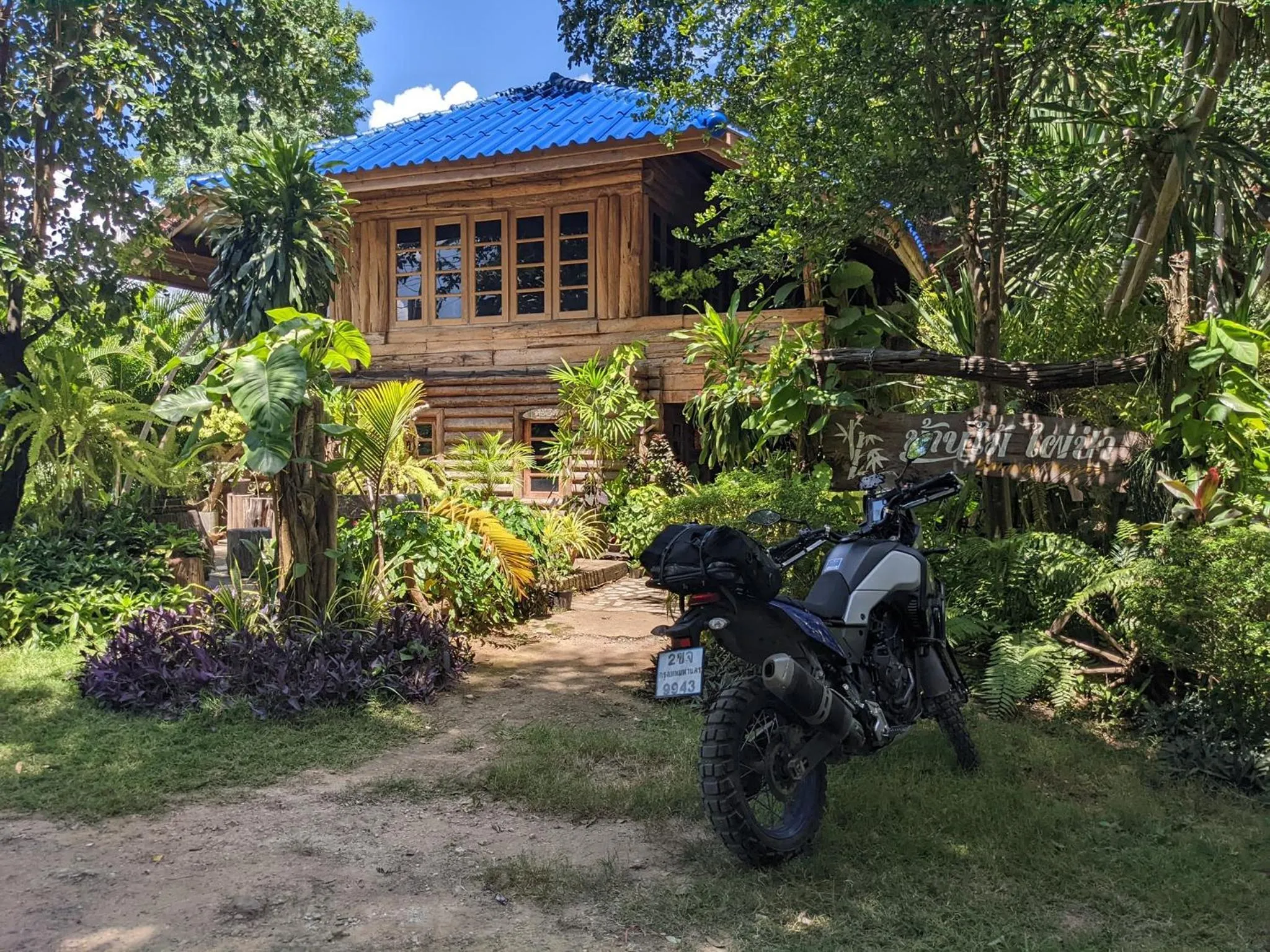 Facade/entrance in Baanmai Phaipa House