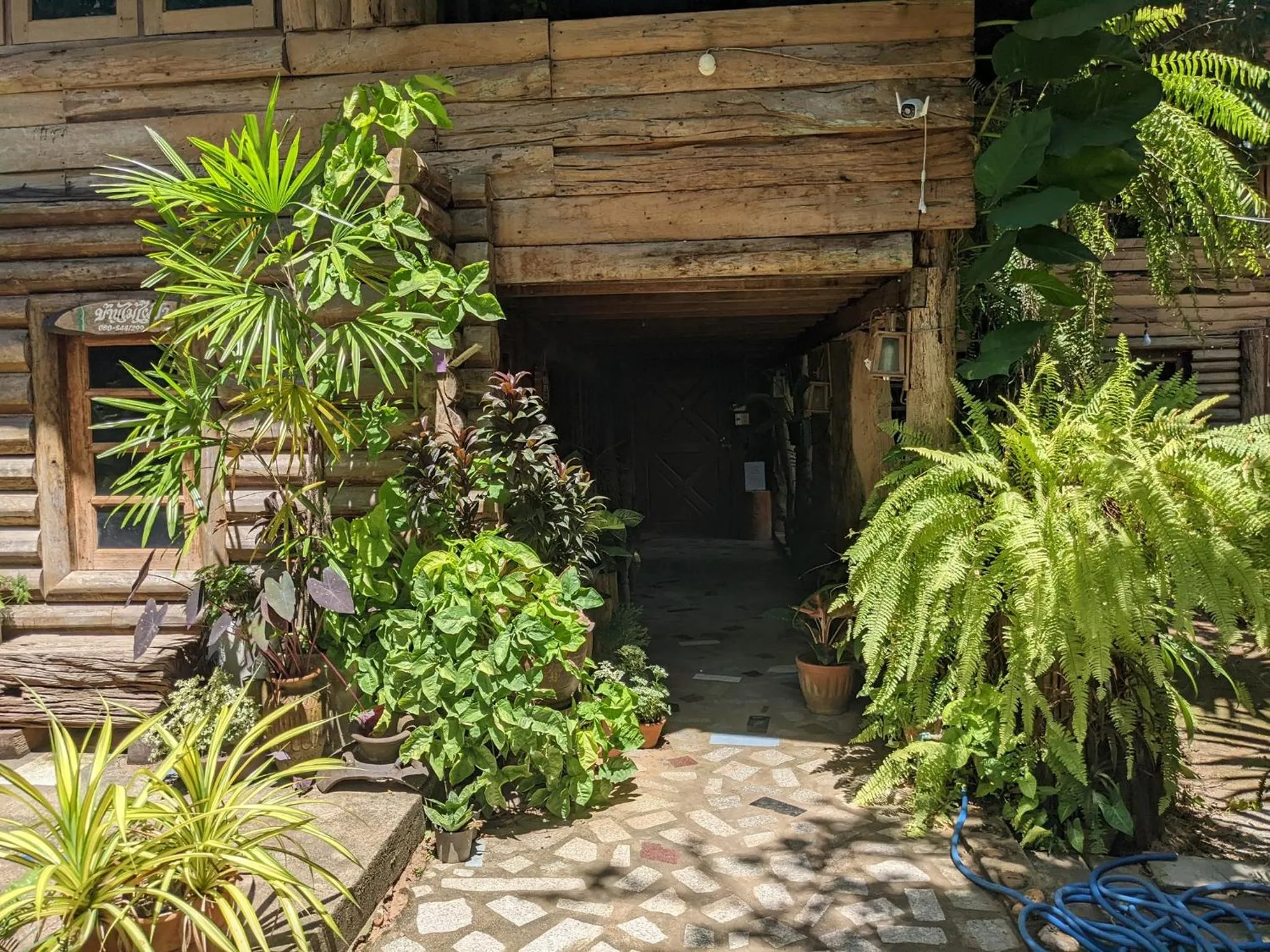 Facade/entrance in Baanmai Phaipa House