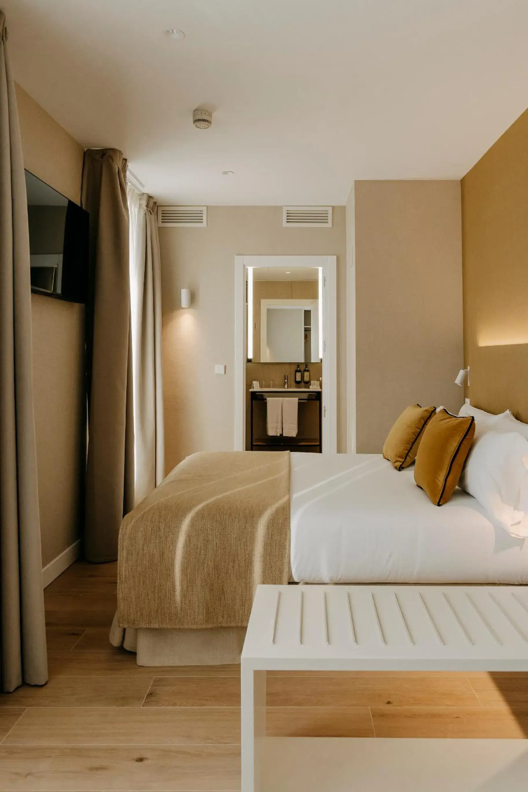 Superior Double or Twin Room with Terrace in Hotel Pax Atocha Superior Double or Twin Room with Terrace in Hotel Pax Atocha