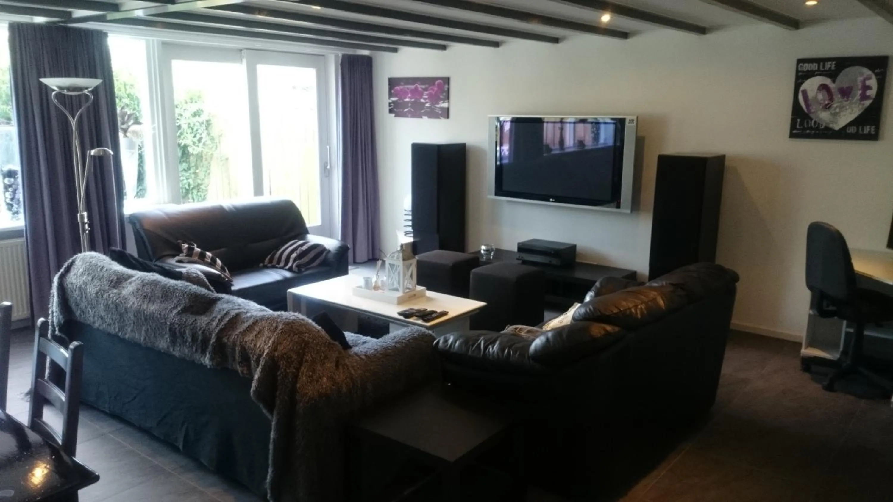 TV and multimedia in Bed & Kitchen Den Oever