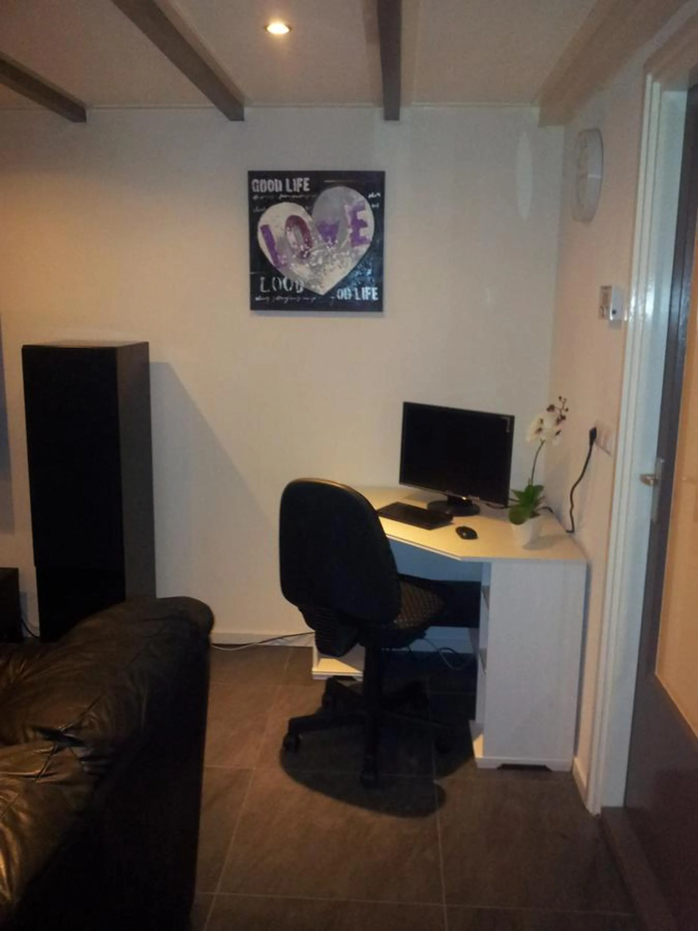 TV and multimedia in Bed & Kitchen Den Oever