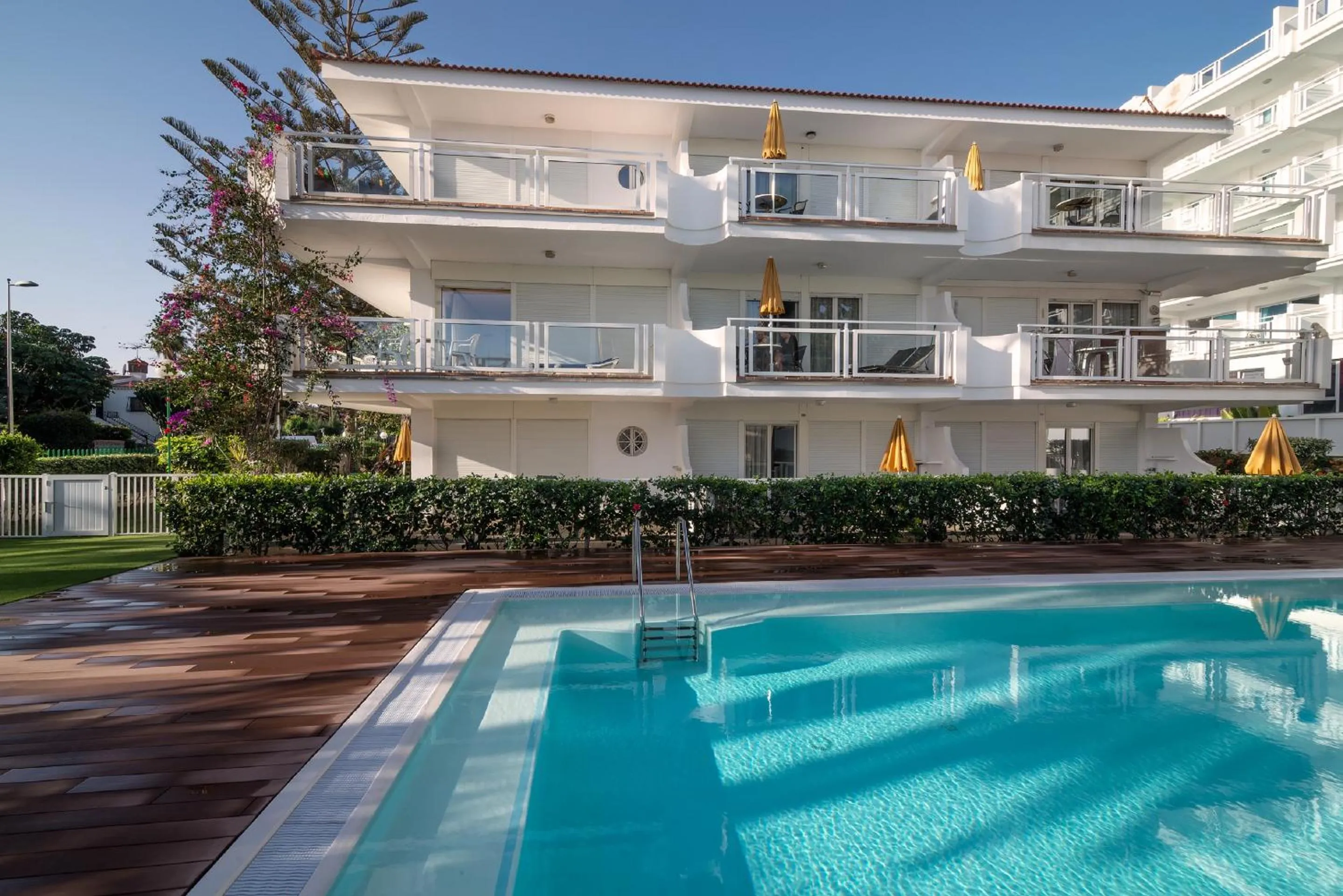 Swimming pool in Apartamentos Montemayor