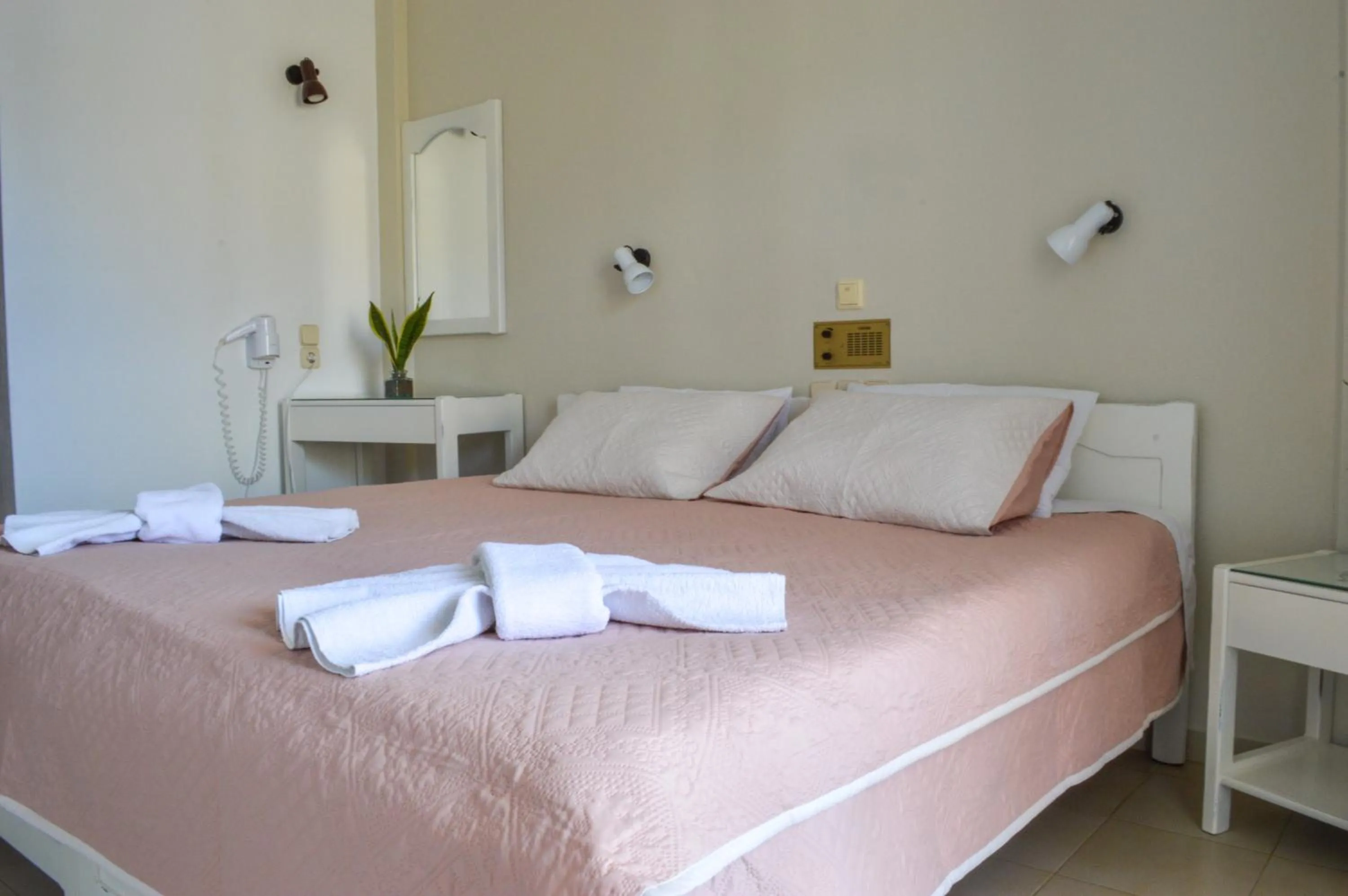 Photo of the whole room in Castro Hotel