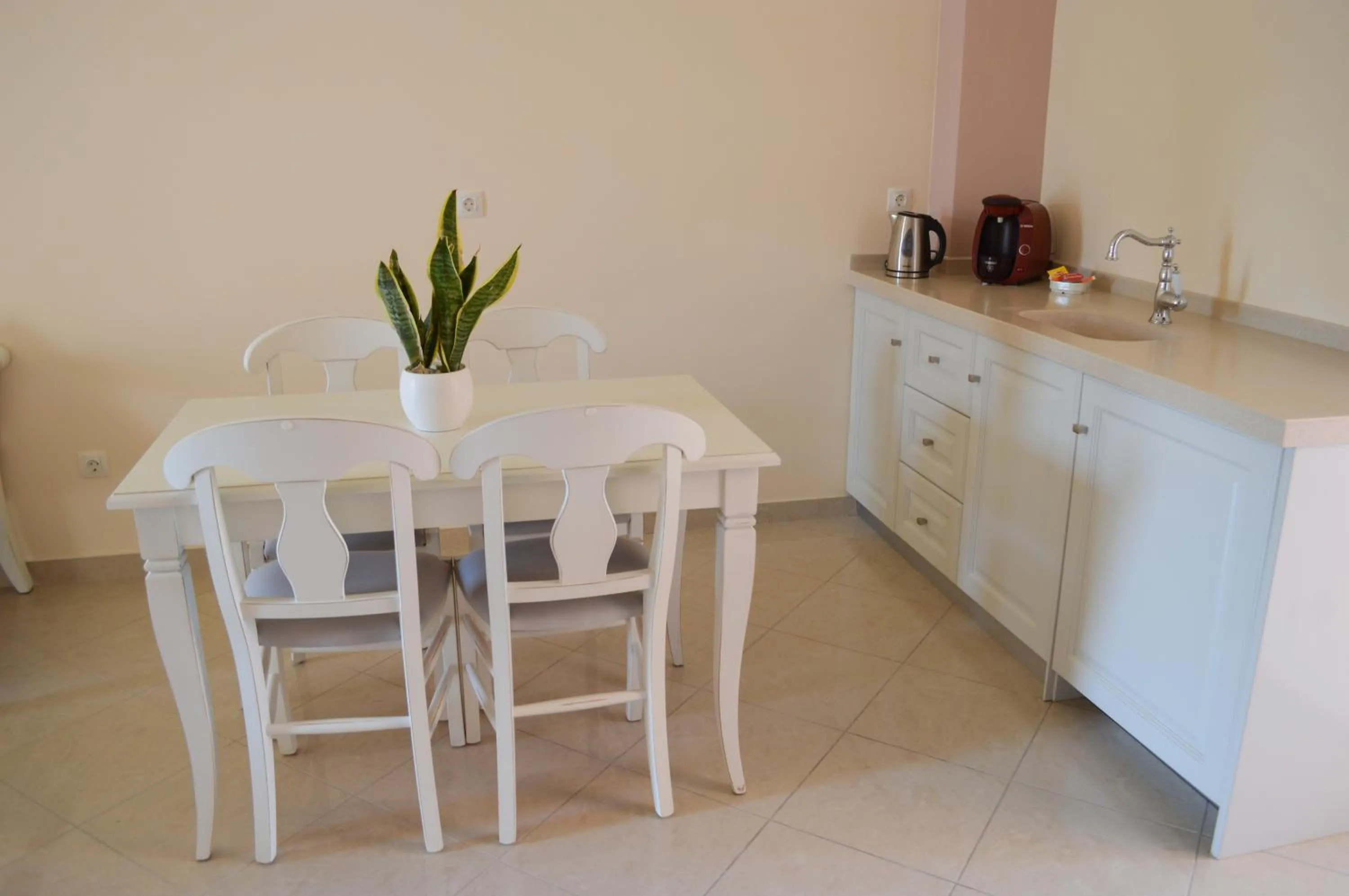 Dining area in Castro Hotel