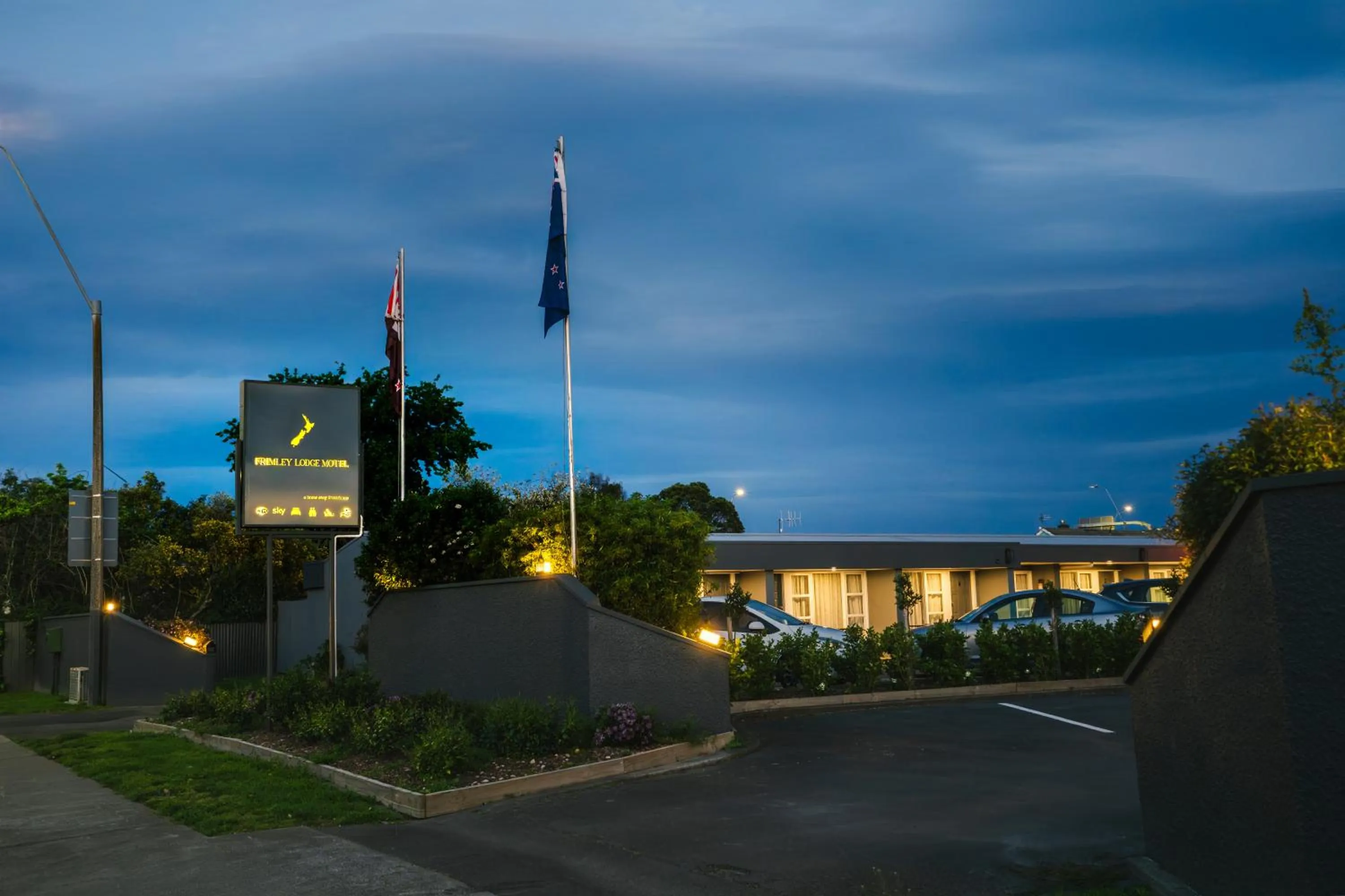 Property building in Frimley Lodge Motel - with Airport Shuttle service- Best Location in Town