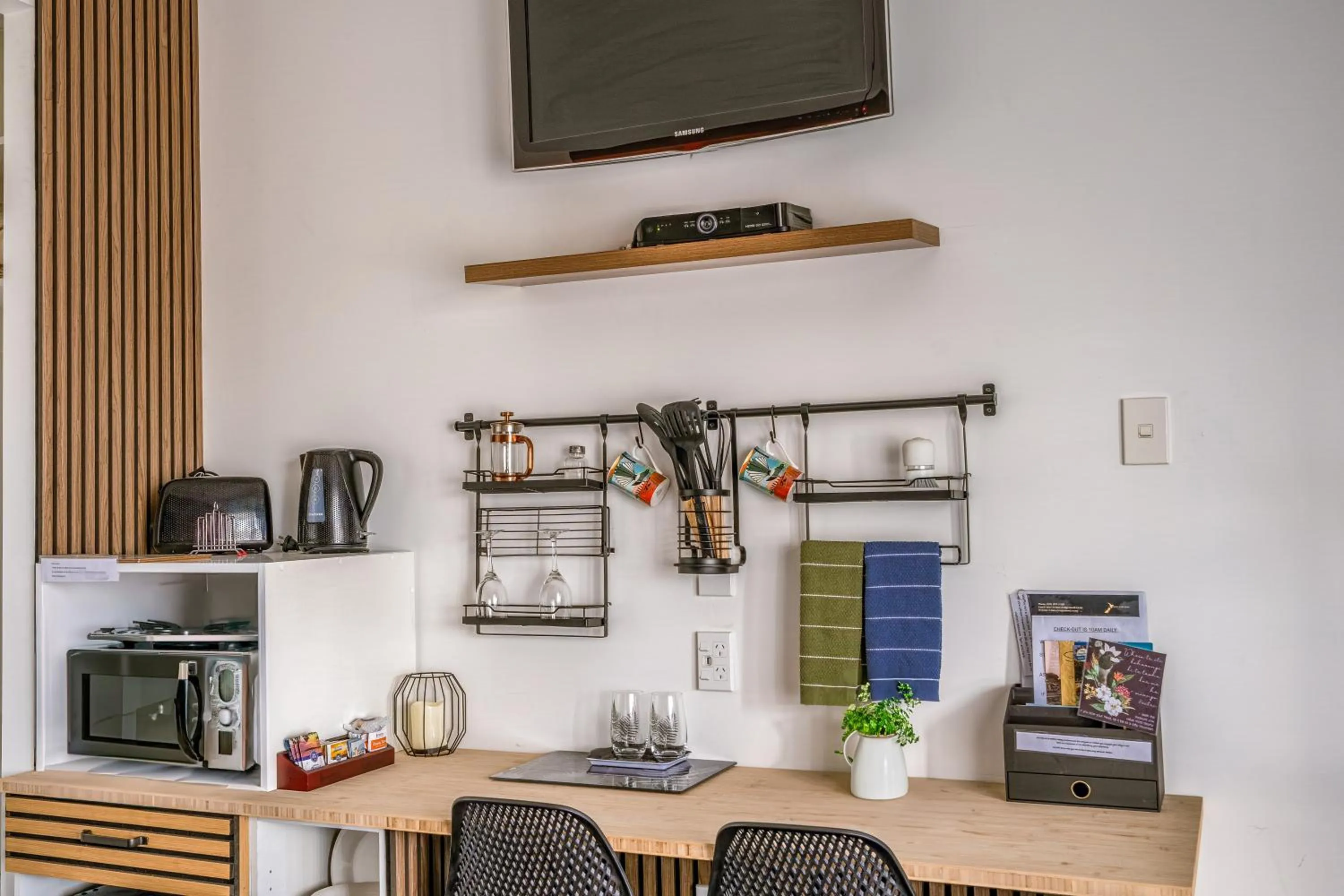 Frimley Lodge Motel - with Airport Shuttle service- Best Location in Town