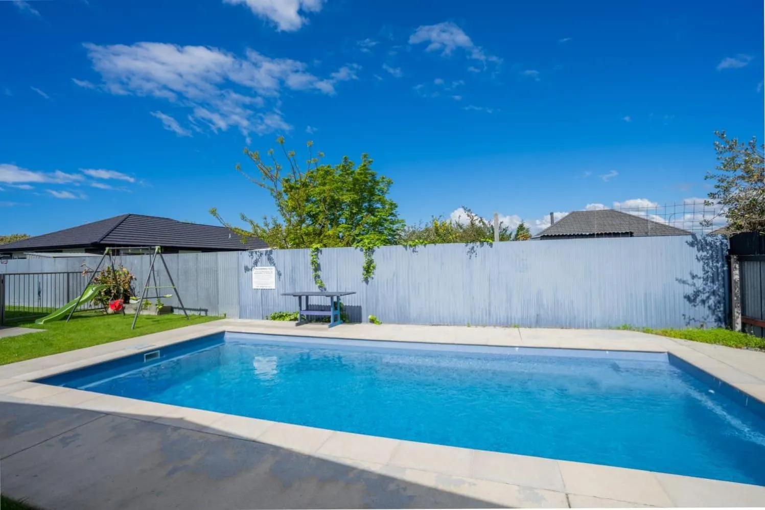 Frimley Lodge Motel - with Airport Shuttle service- Best Location in Town