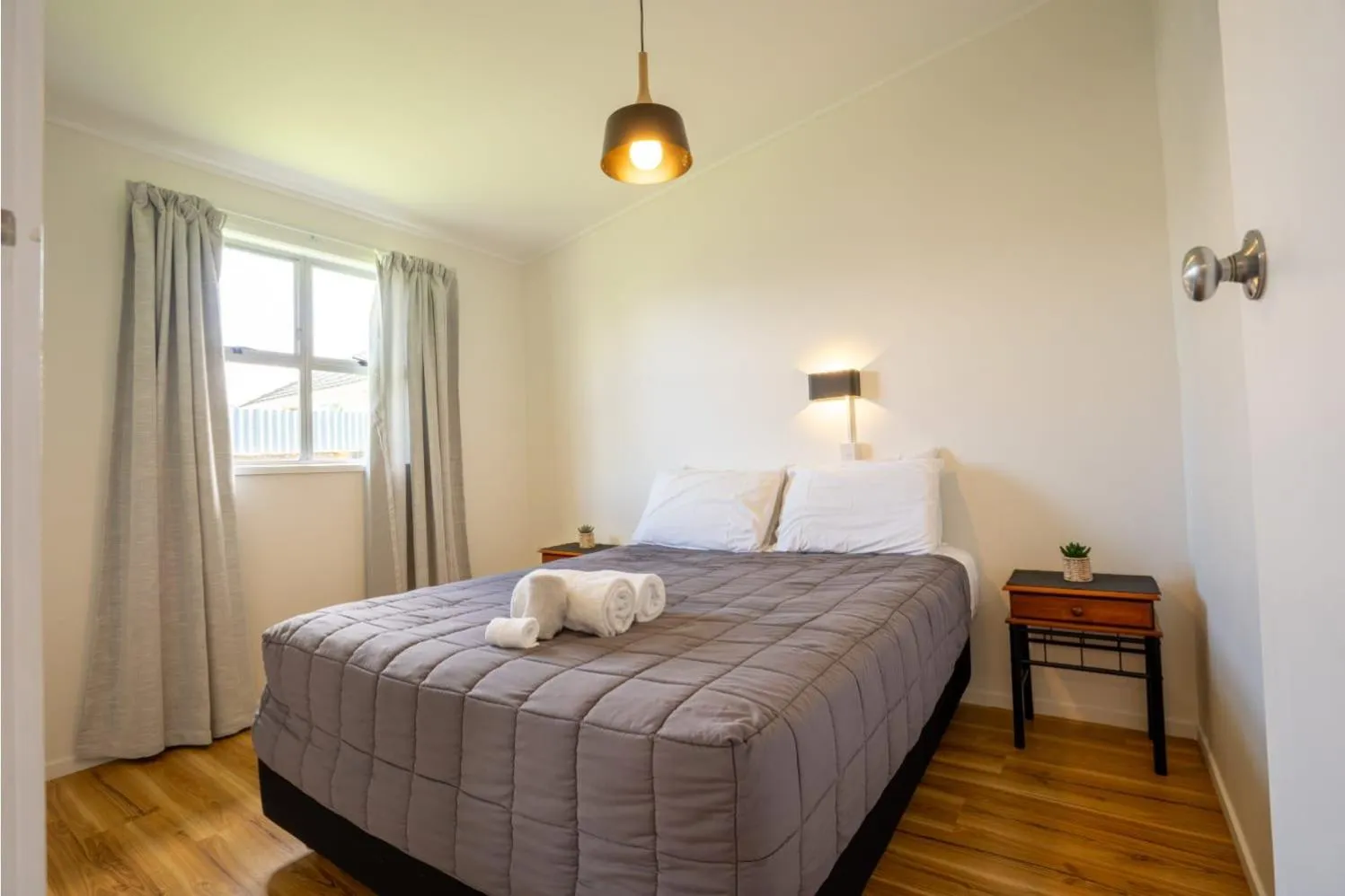 Bed in Frimley Lodge Motel - with Airport Shuttle service- Best Location in Town