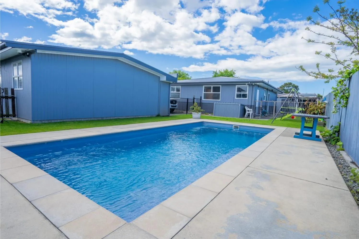 Frimley Lodge Motel - with Airport Shuttle service- Best Location in Town