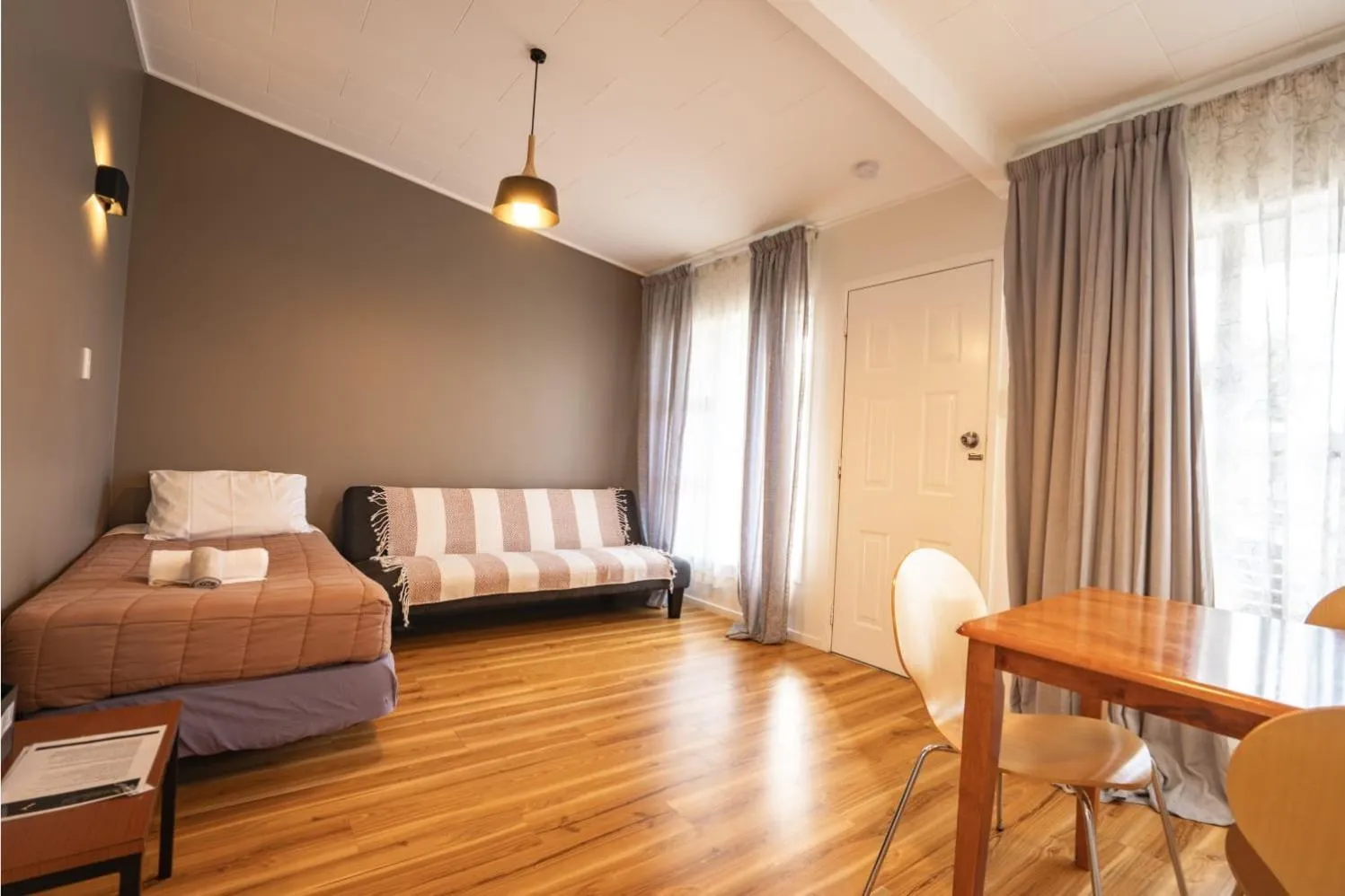 Bed in Frimley Lodge Motel - with Airport Shuttle service- Best Location in Town