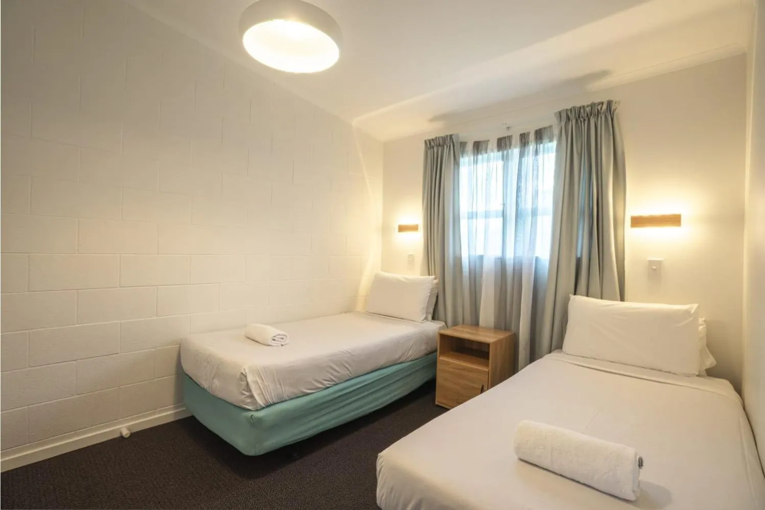 Bed in Frimley Lodge Motel - with Airport Shuttle service- Best Location in Town
