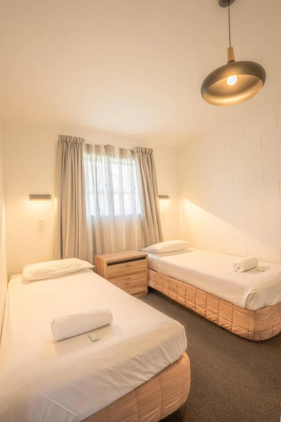 Bed in Frimley Lodge Motel - with Airport Shuttle service- Best Location in Town