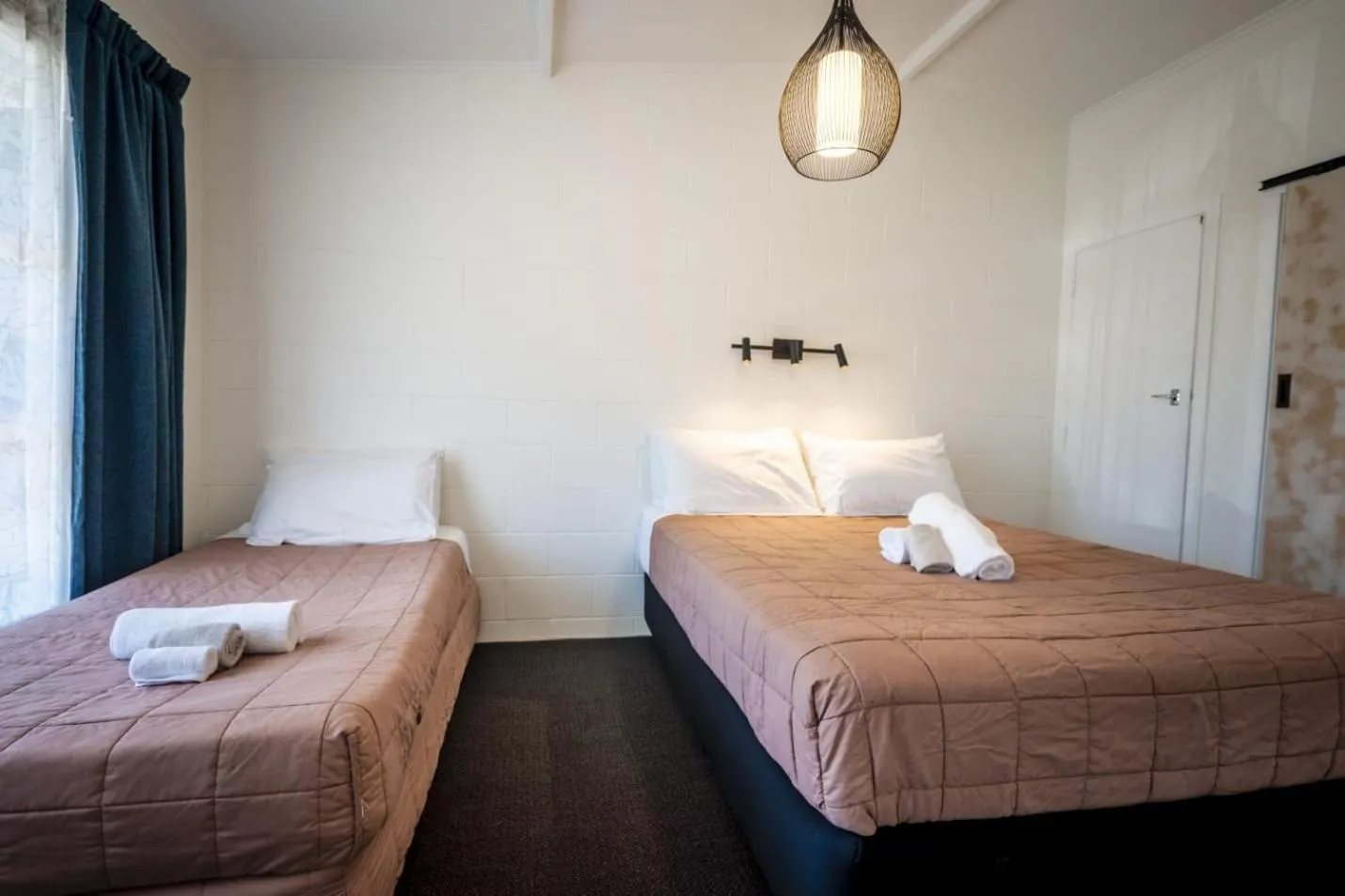Bed in Frimley Lodge Motel - with Airport Shuttle service- Best Location in Town