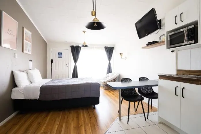 Bed in Frimley Lodge Motel - with Airport Shuttle service- Best Location in Town