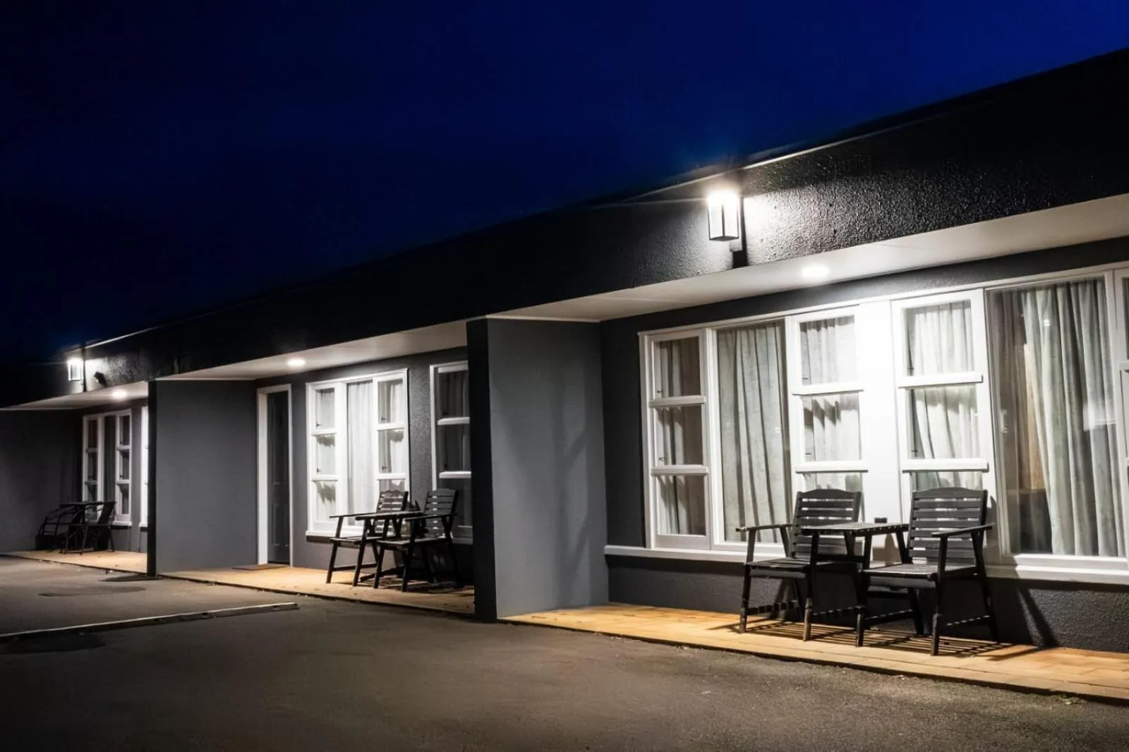 Frimley Lodge Motel - with Airport Shuttle service- Best Location in Town