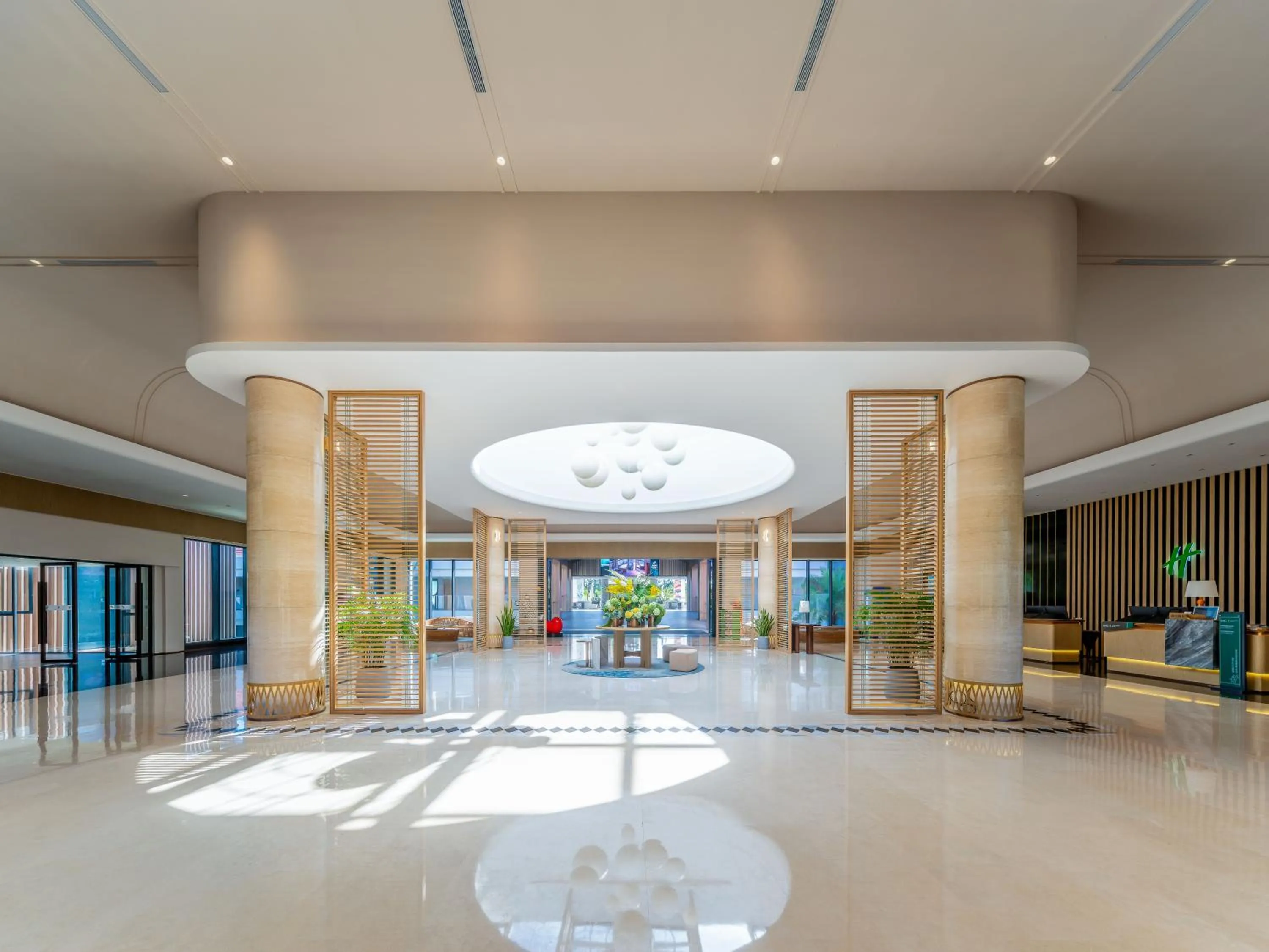 Lobby or reception in Holiday Inn Hainan Xiangshui Bay by IHG