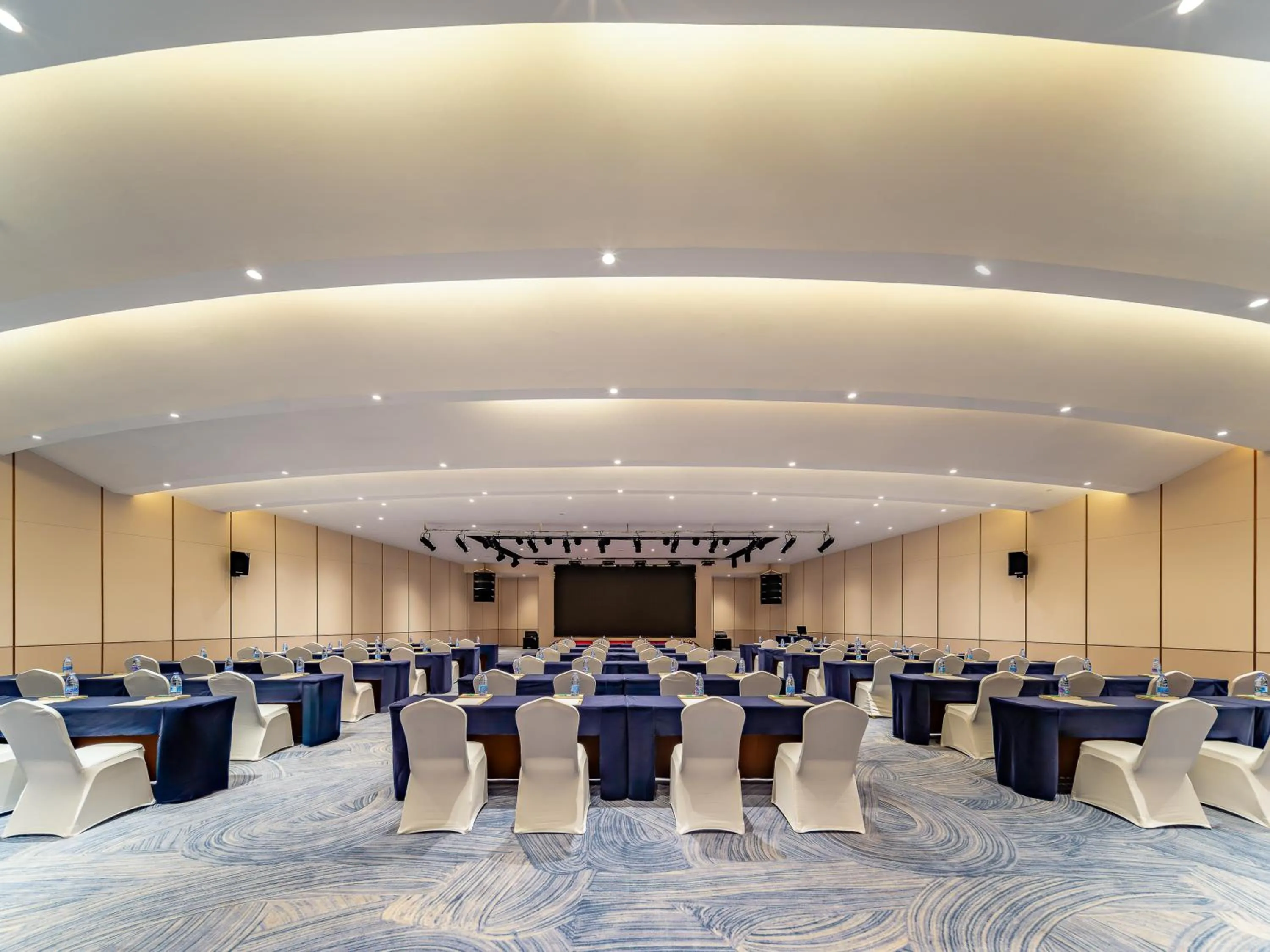 Meeting/conference room in Holiday Inn Hainan Xiangshui Bay by IHG