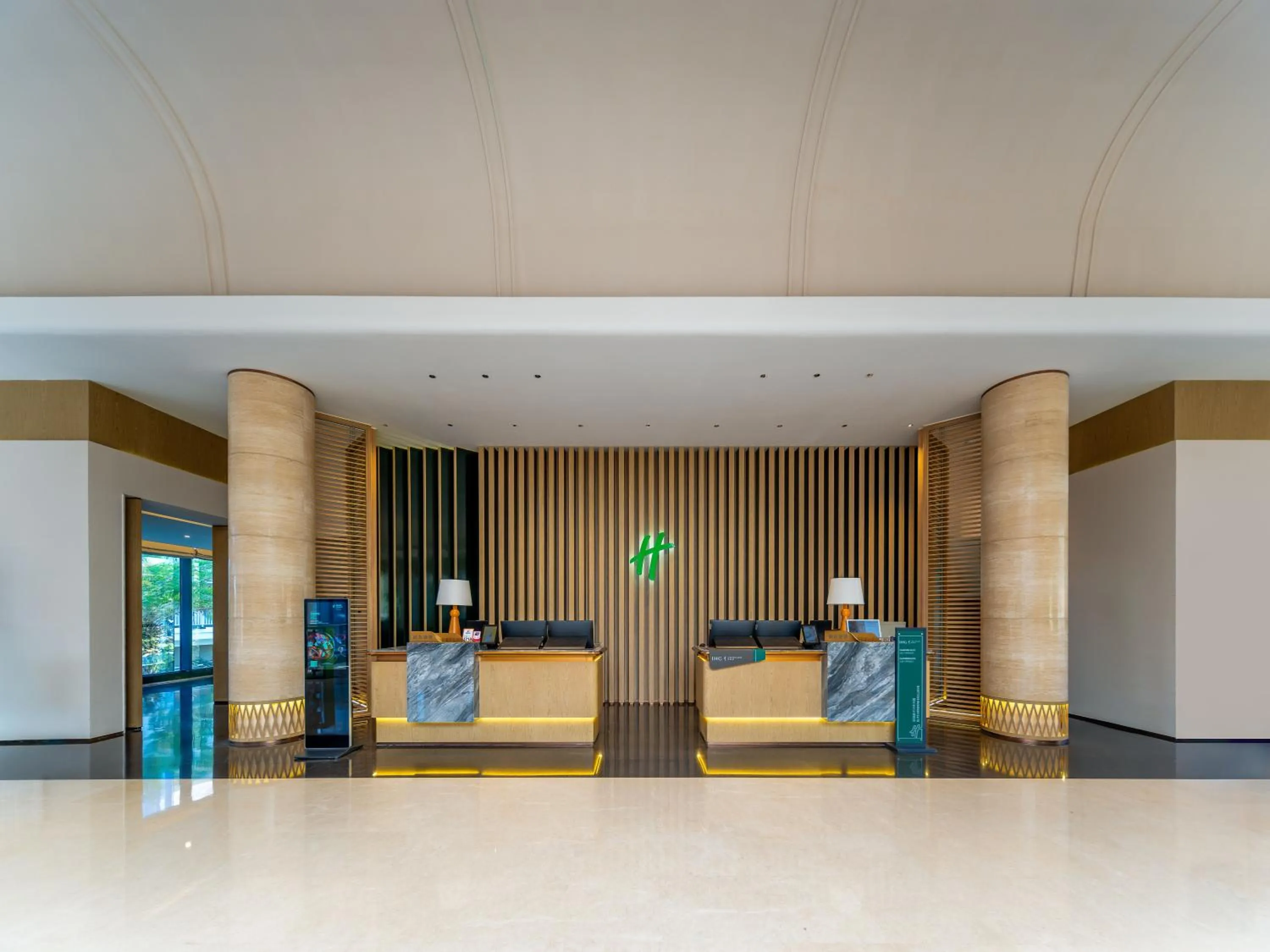 Lobby or reception in Holiday Inn Hainan Xiangshui Bay by IHG