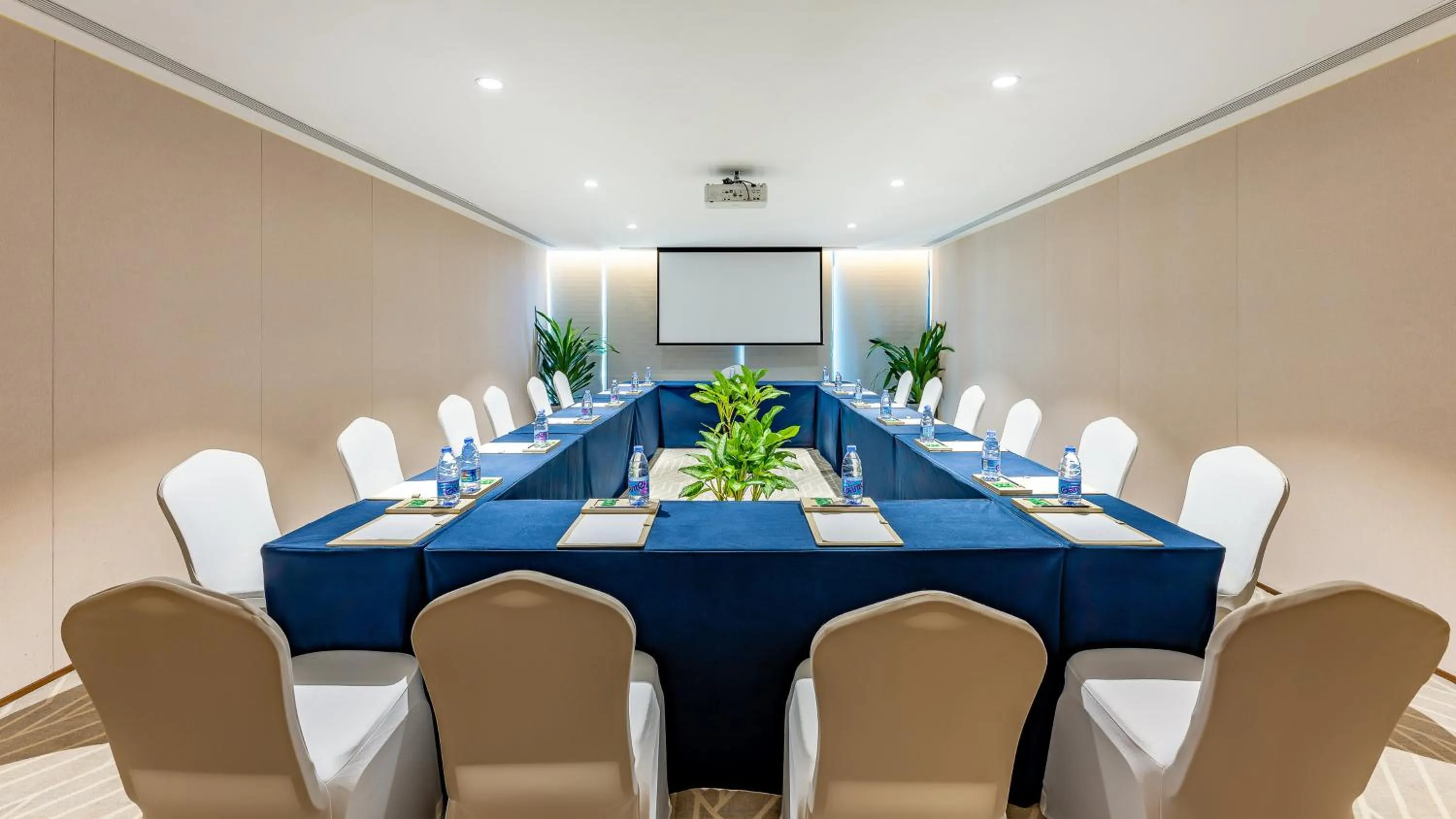 Meeting/conference room in Holiday Inn Hainan Xiangshui Bay by IHG