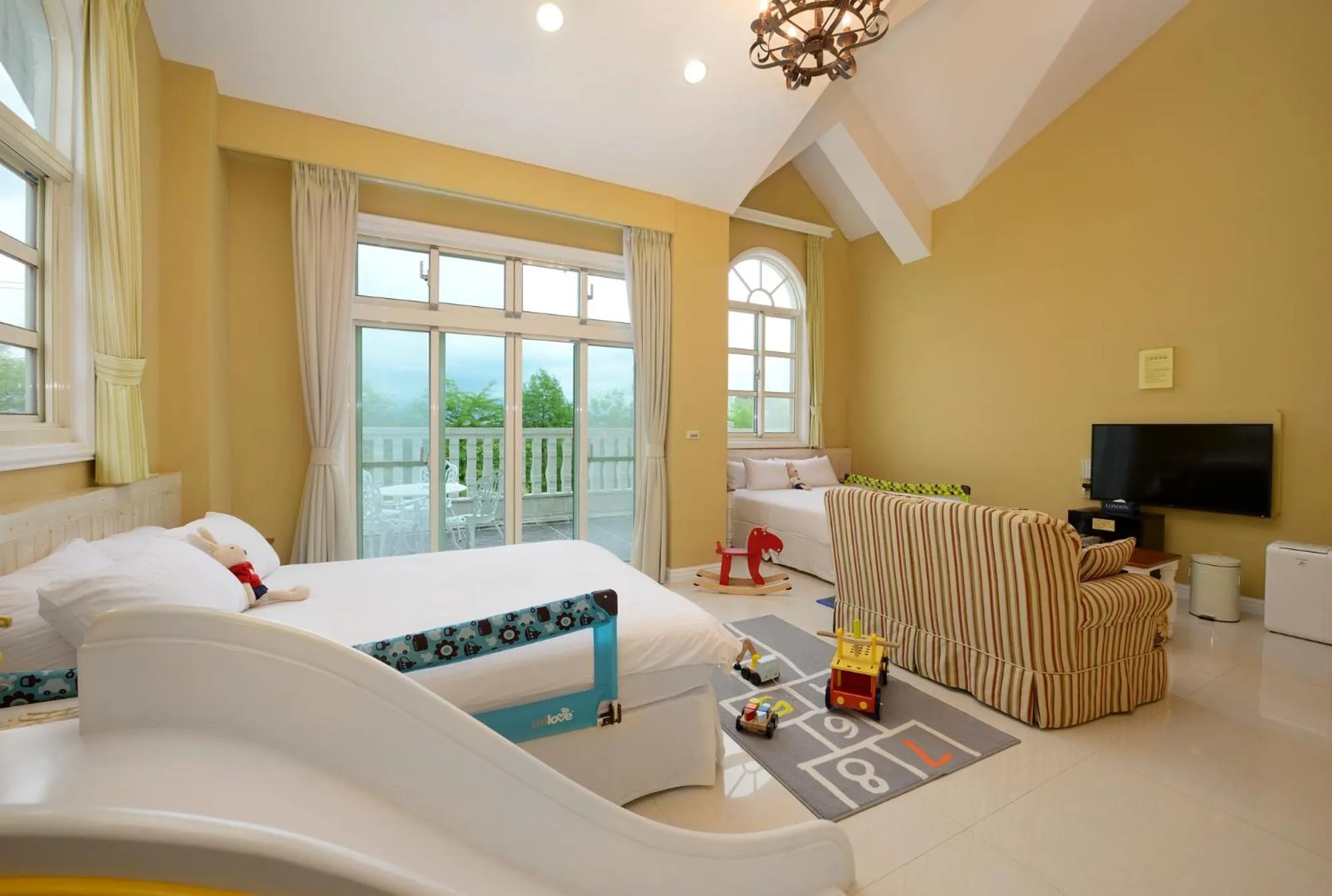 Bed in Dancing Butterfly Inn Family sliding BnB