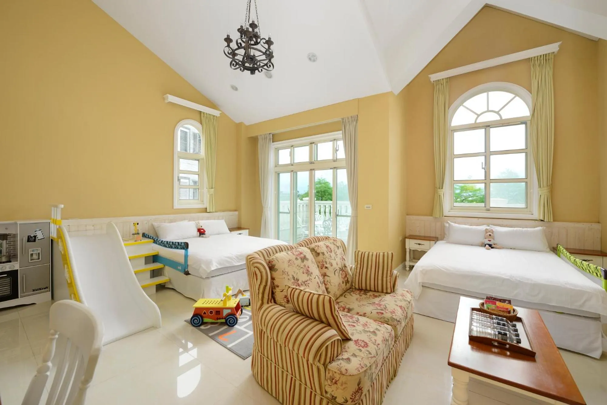 Bed in Dancing Butterfly Inn Family sliding BnB