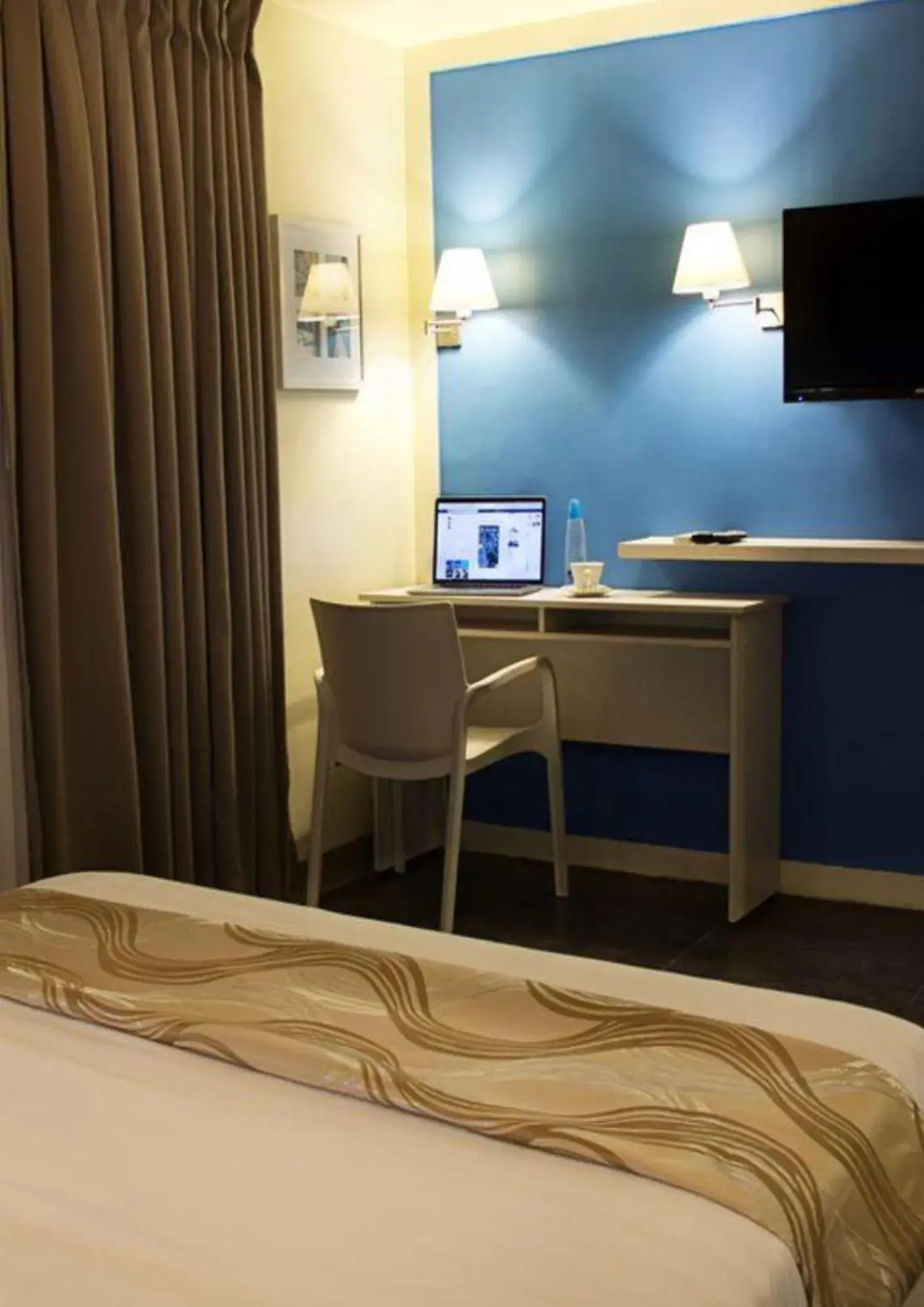 Seating area, Bed in Pillows Hotel Cebu Seating area, Bed in Pillows Hotel Cebu