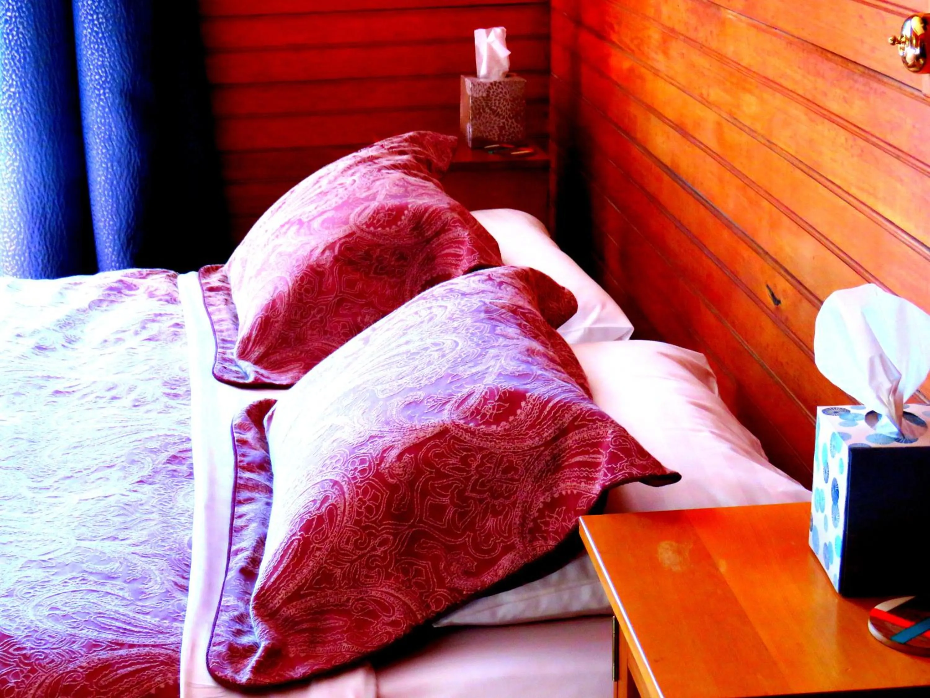 Bed in Shady Rest Bed & Breakfast