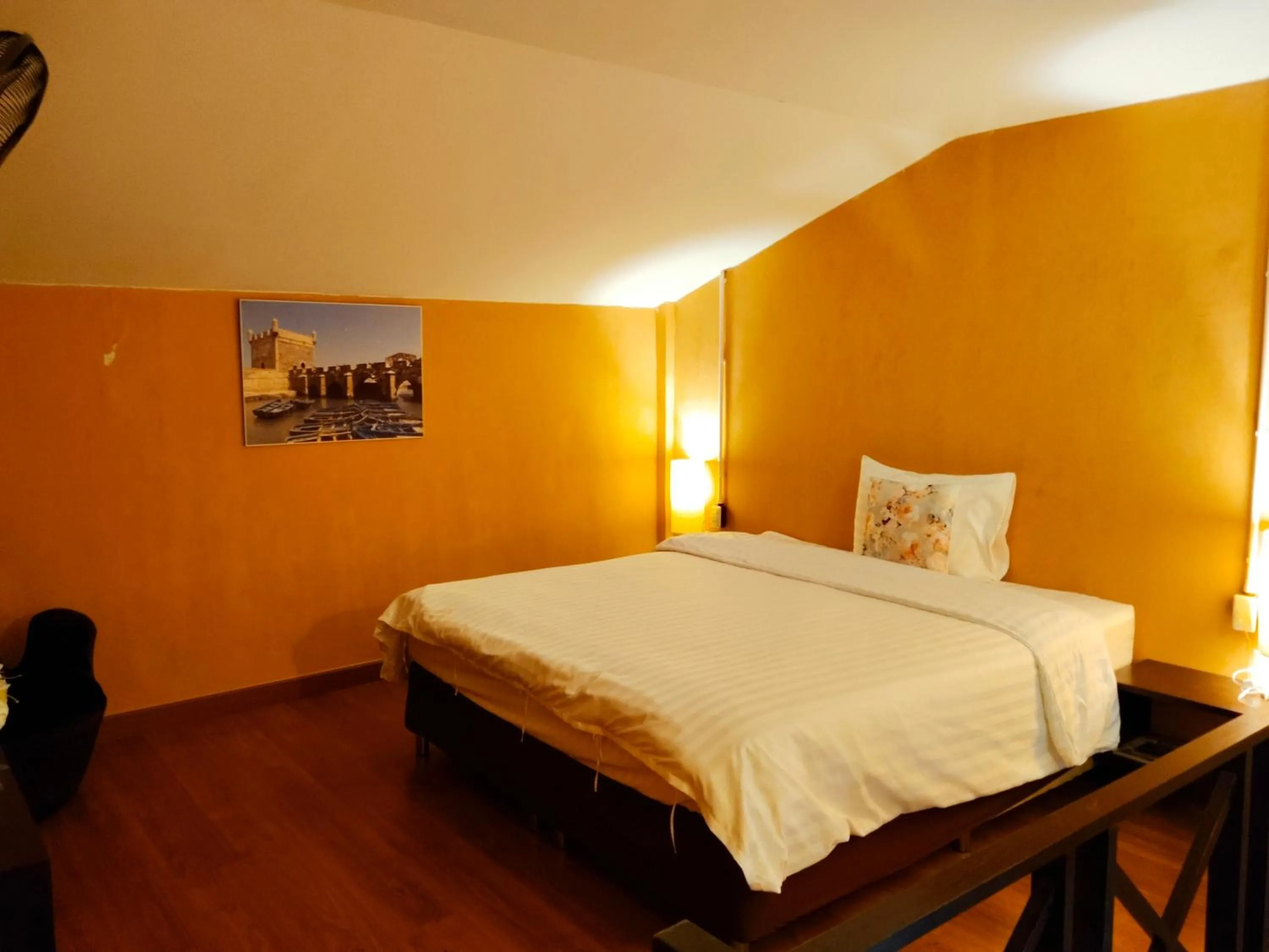 Bed in Retro Box Hotel Chumphon