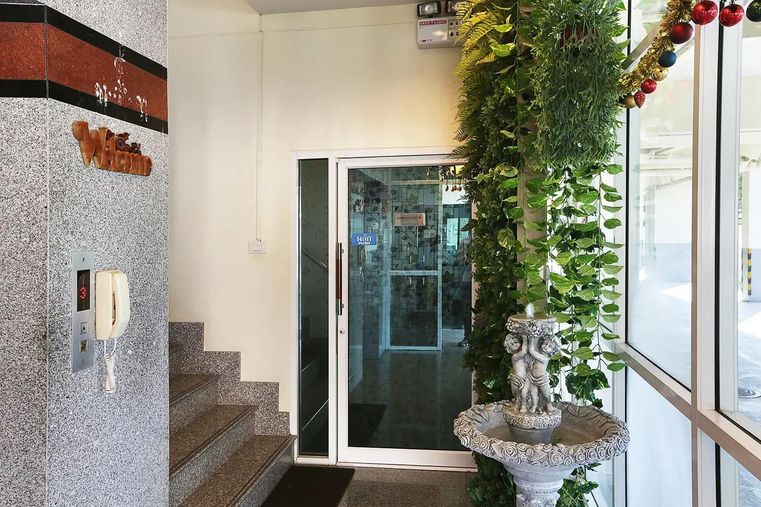 Facade/entrance in V Place Residence Facade/entrance in V Place Residence