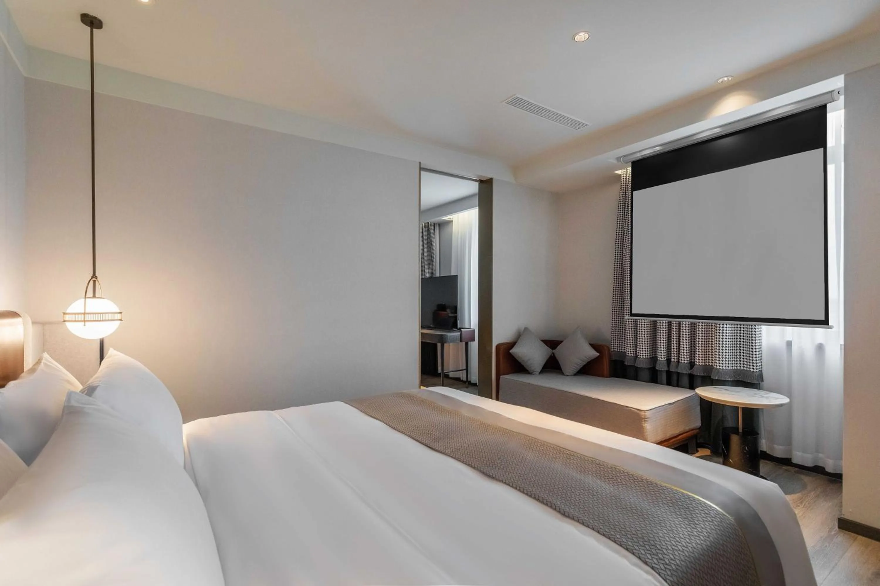 Photo of the whole room, Bed in Grand Madison Wuhan Hankou on the Bund