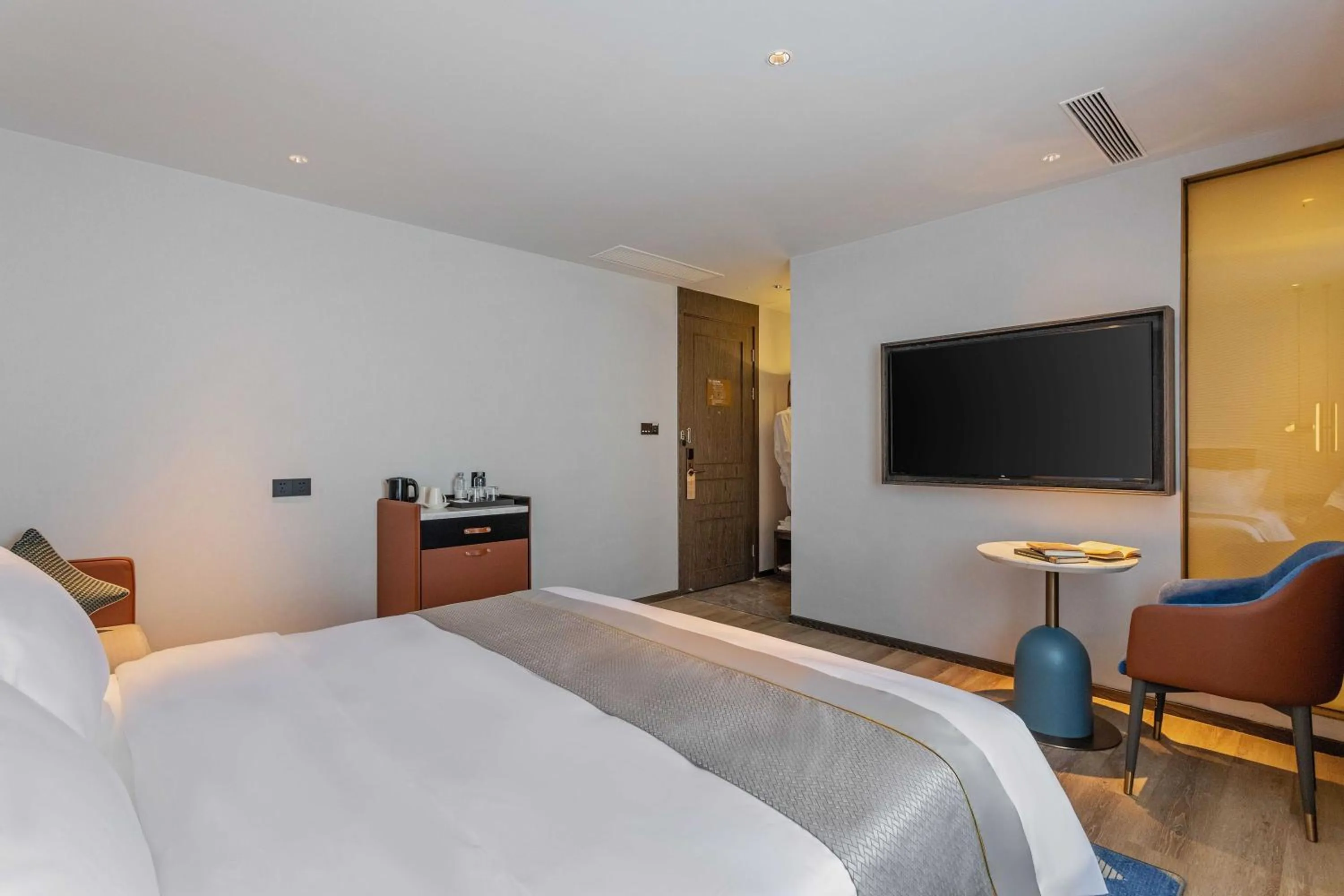 Photo of the whole room, Bed in Grand Madison Wuhan Hankou on the Bund