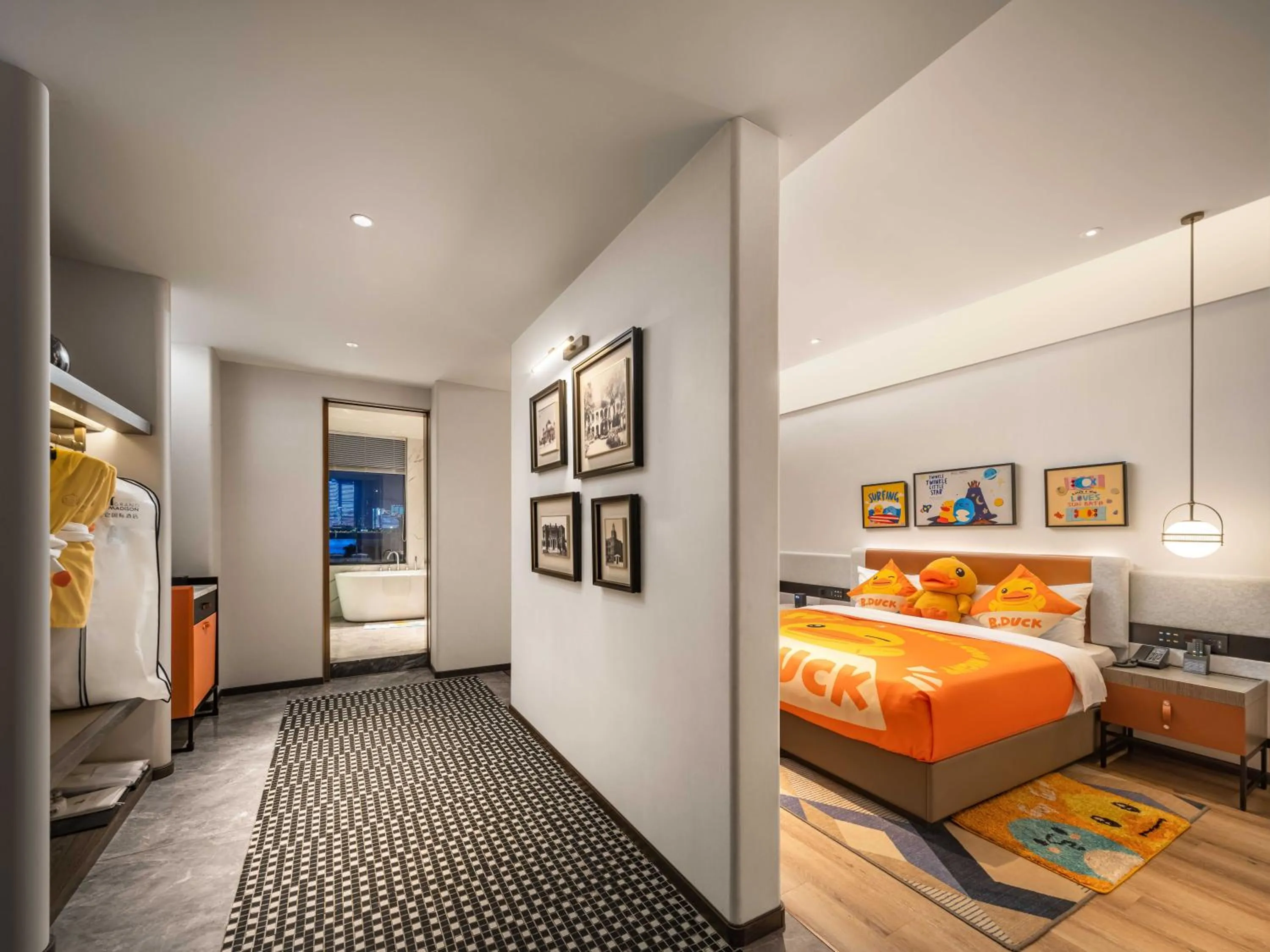 Photo of the whole room, Bed in Grand Madison Wuhan Hankou on the Bund