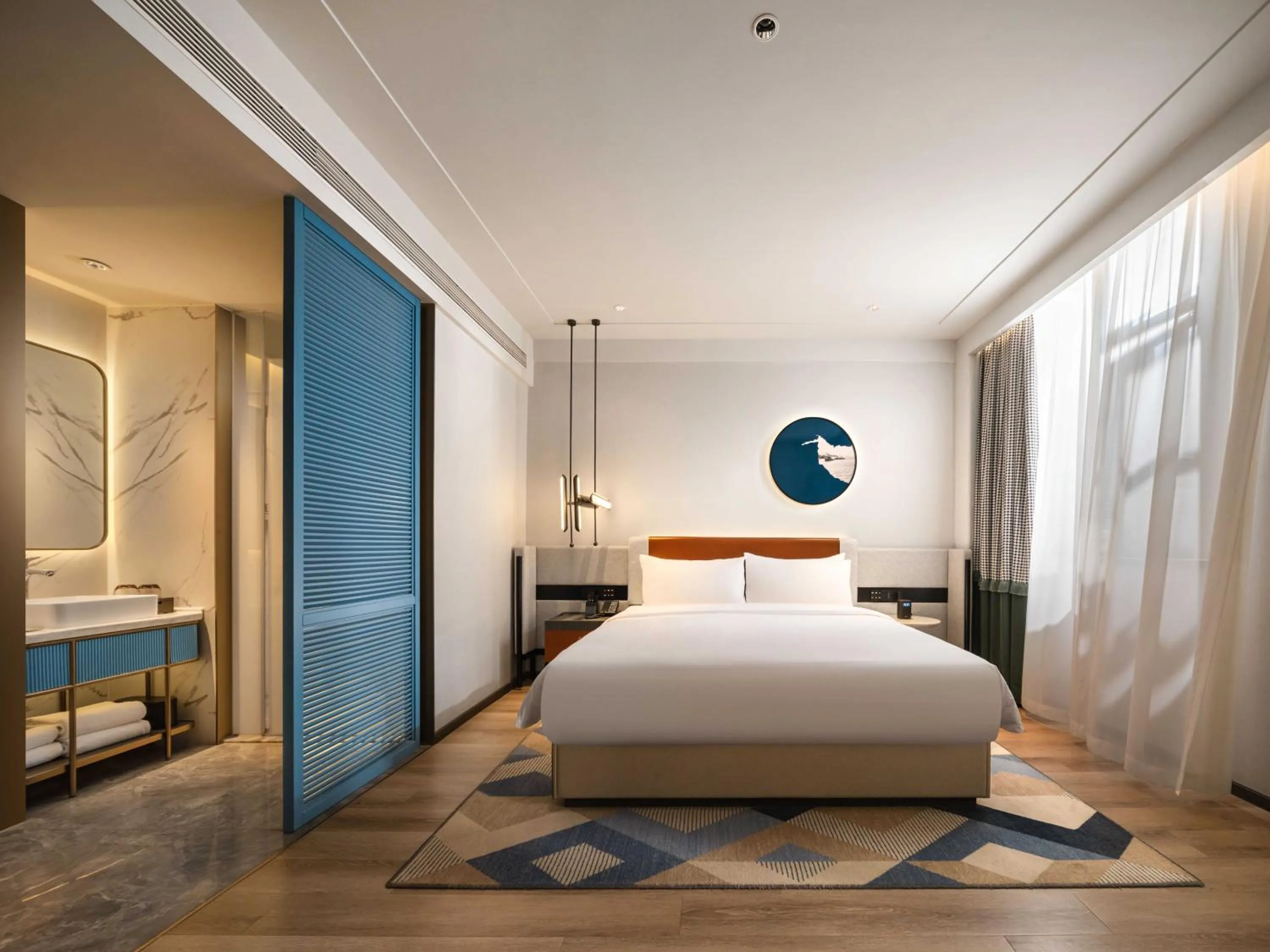 Photo of the whole room, Bed in Grand Madison Wuhan Hankou on the Bund