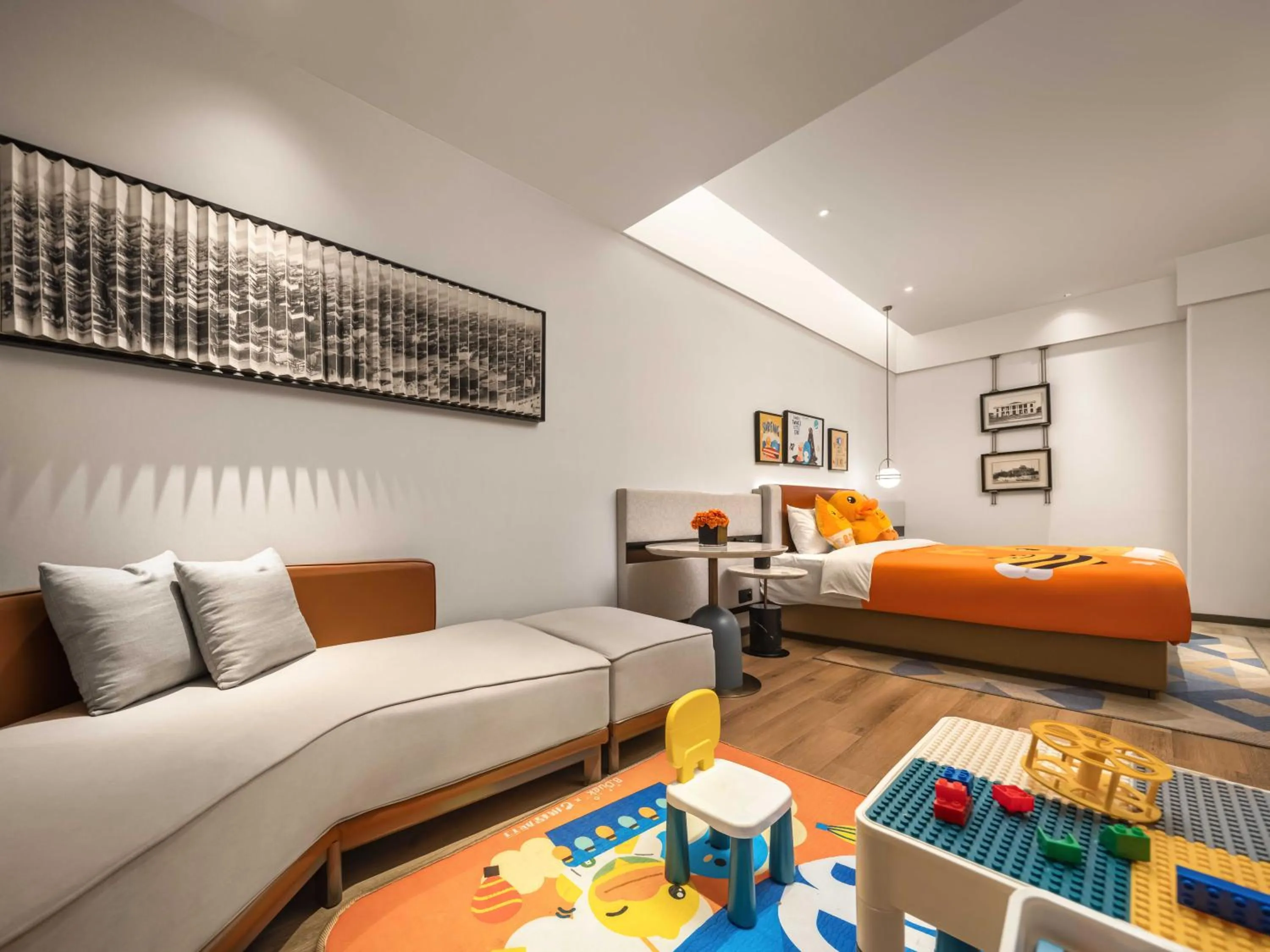 Photo of the whole room, Bed in Grand Madison Wuhan Hankou on the Bund