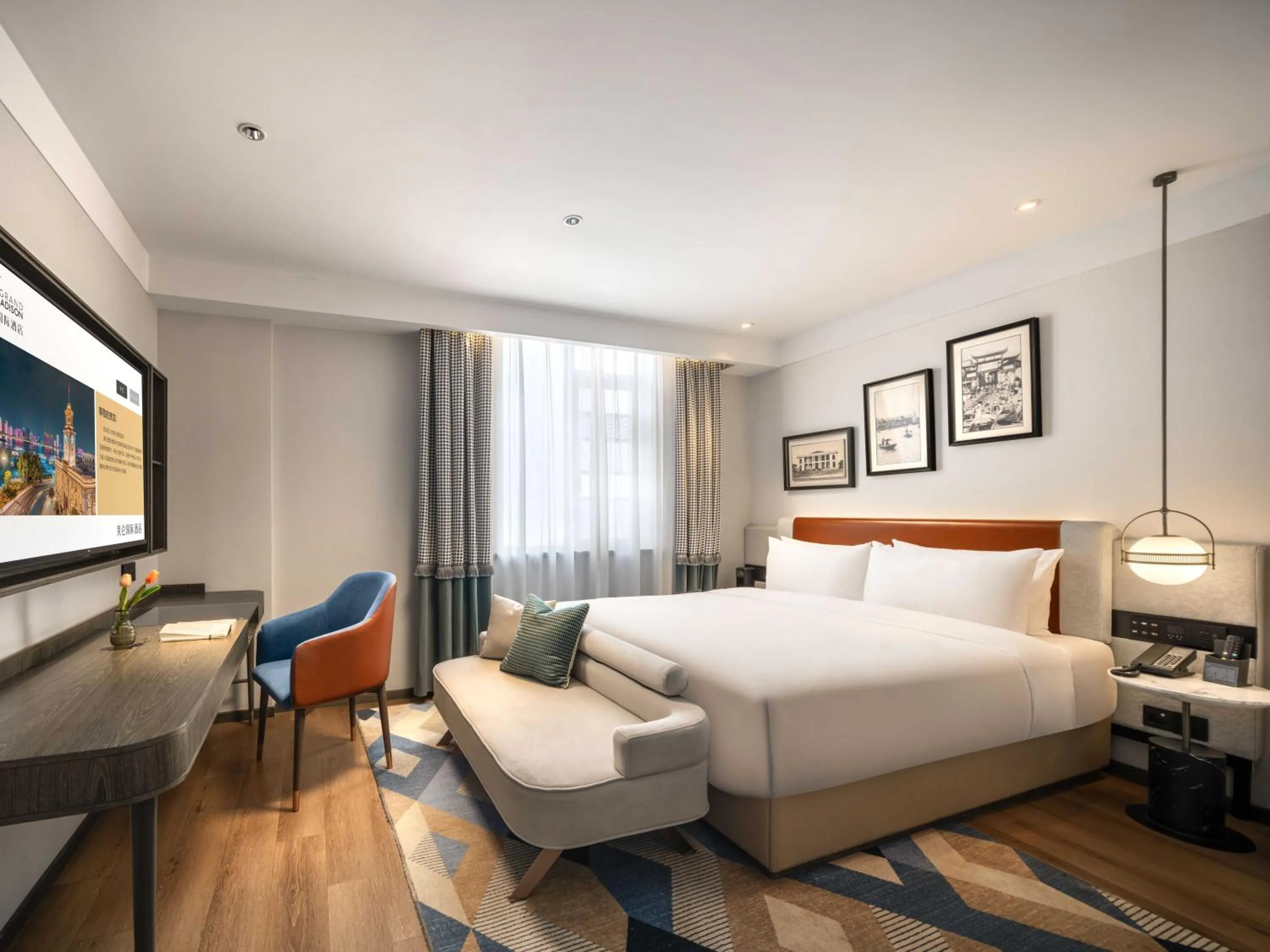 Photo of the whole room, Bed in Grand Madison Wuhan Hankou on the Bund