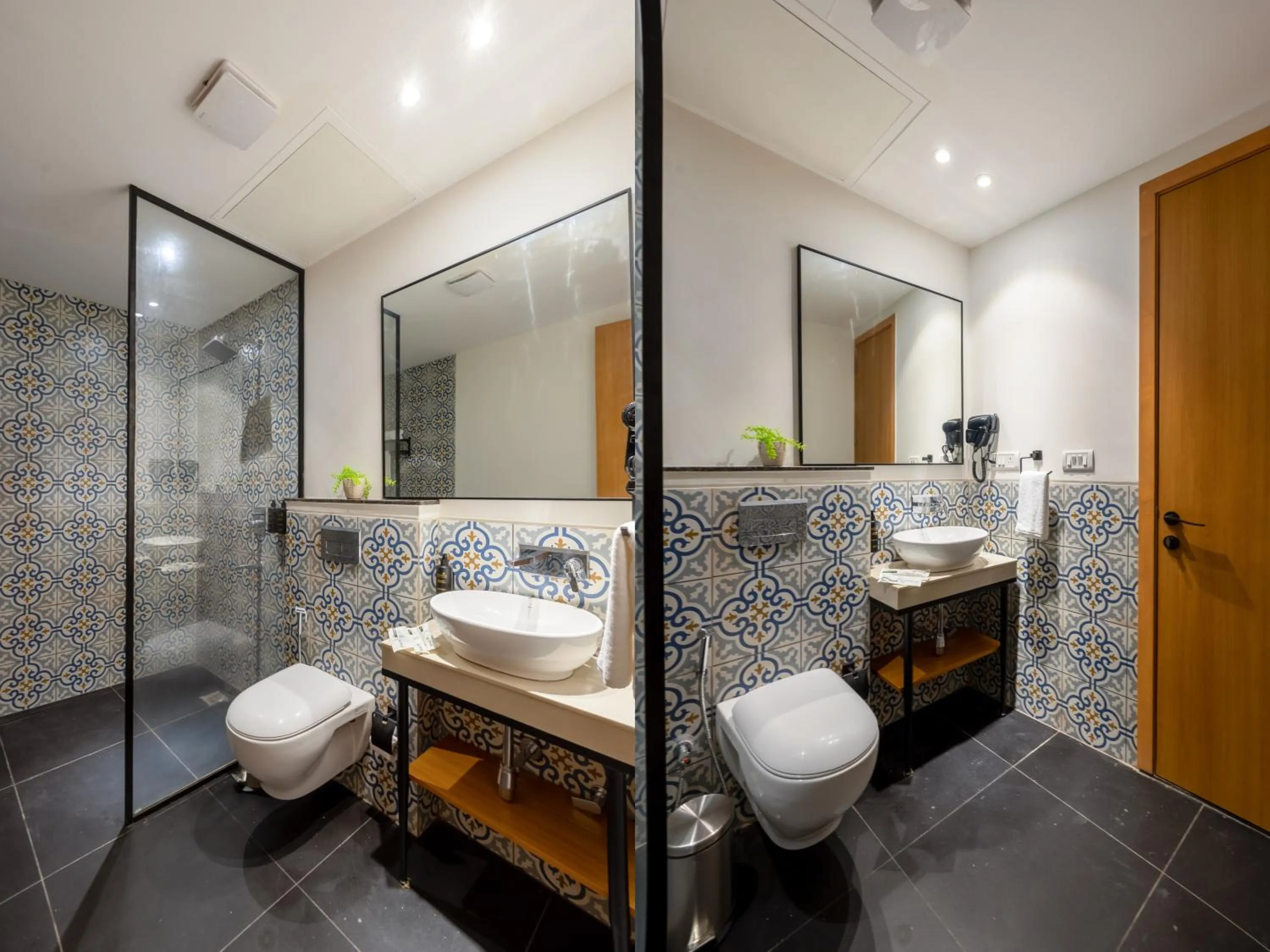 Shower in Saltstayz Autograph - Advant & Sector 144