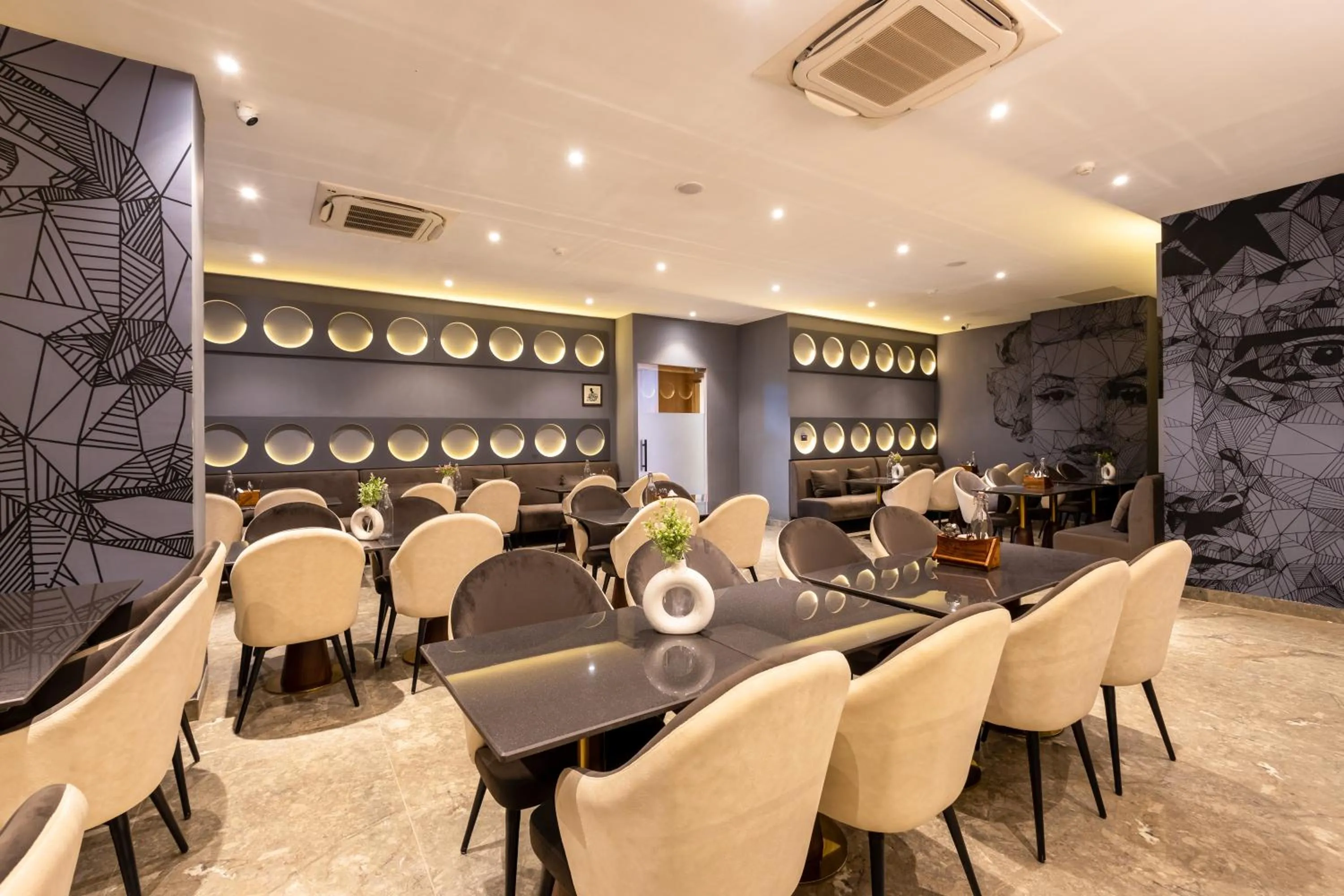 Restaurant/places to eat in Saltstayz Autograph - Advant & Sector 144