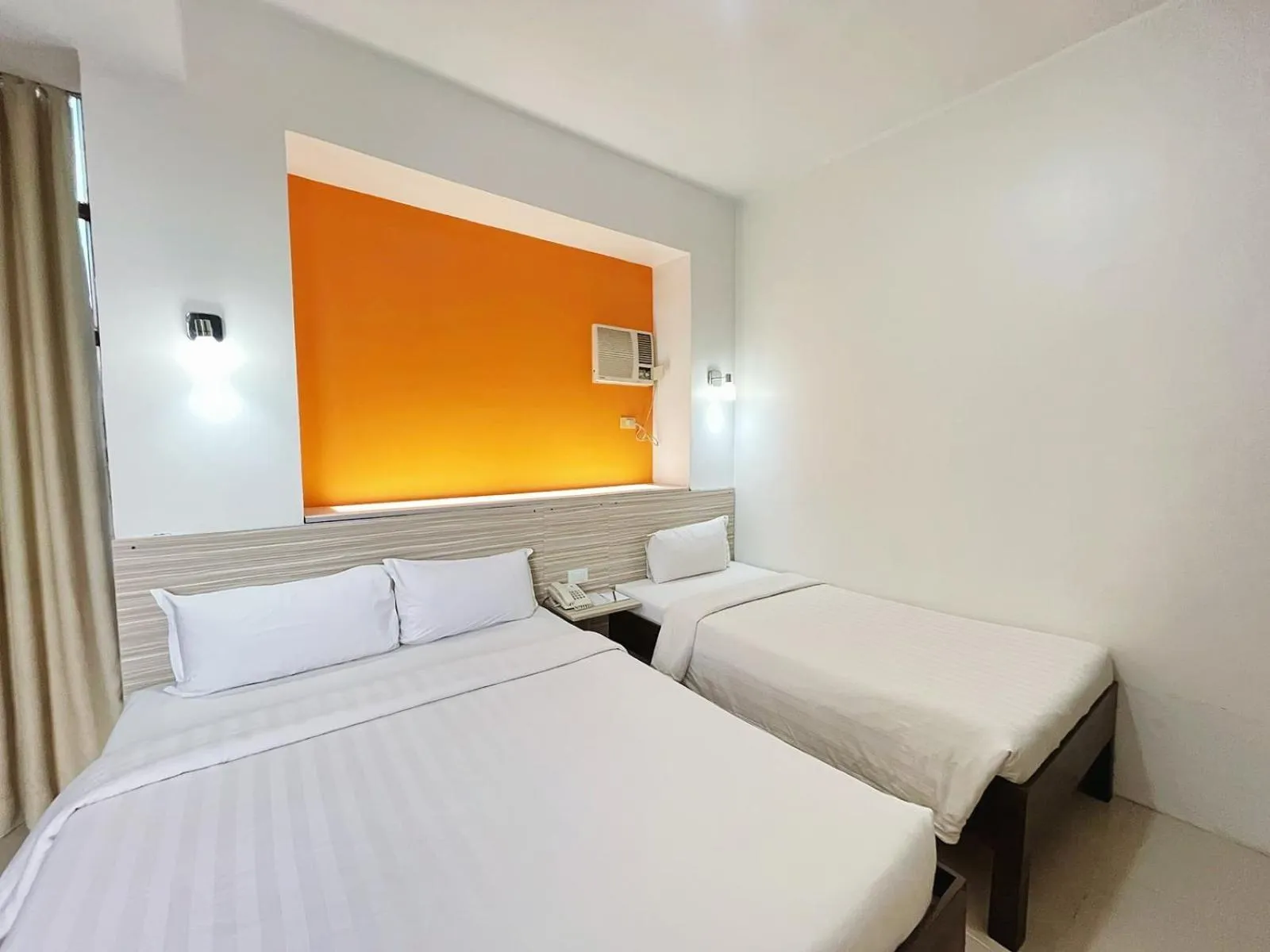 Bed in Travelbee Business Inn