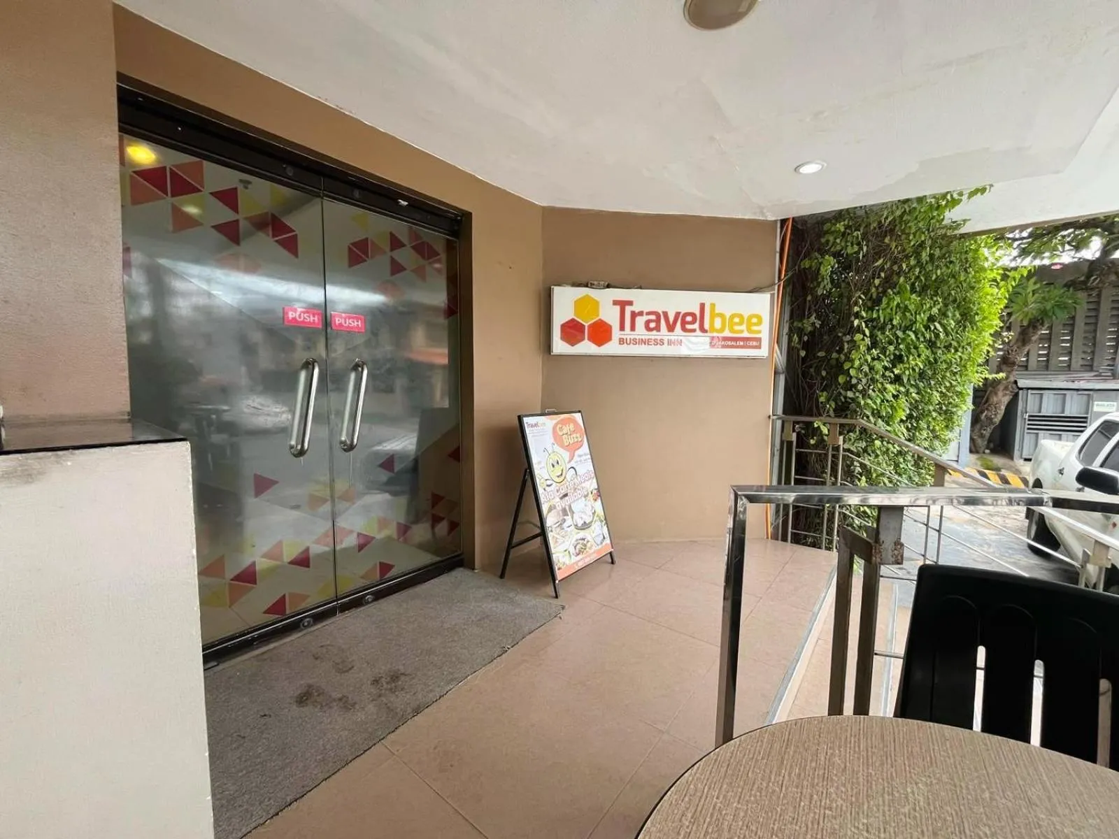 Logo/Certificate/Sign in Travelbee Business Inn