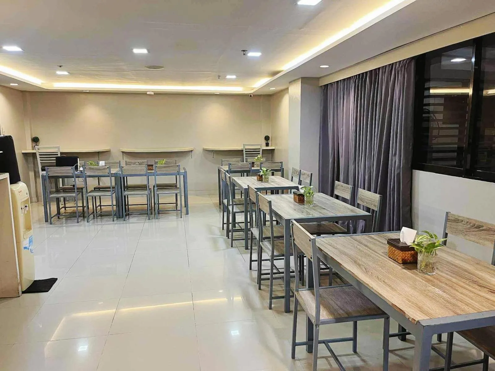 Restaurant/places to eat in Travelbee Business Inn